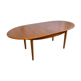 Oval table with butterfly extensions
