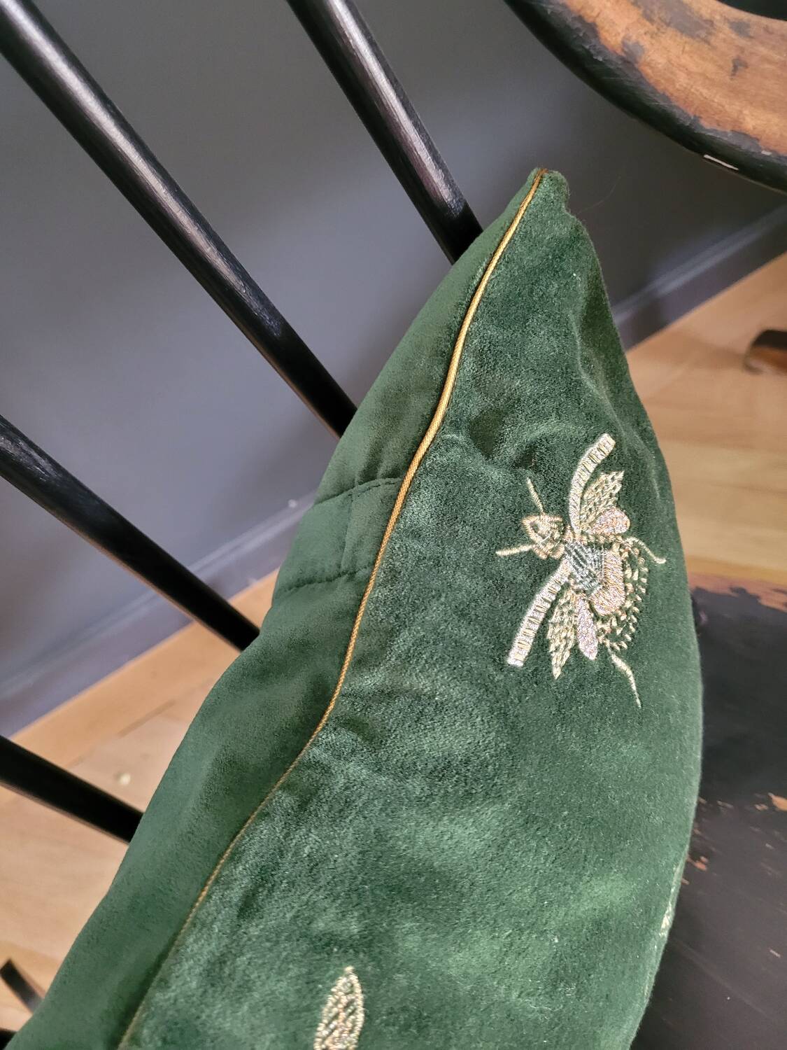 Coussin en velours motifs brodés abeilles