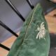 Coussin en velours motifs brodés abeilles