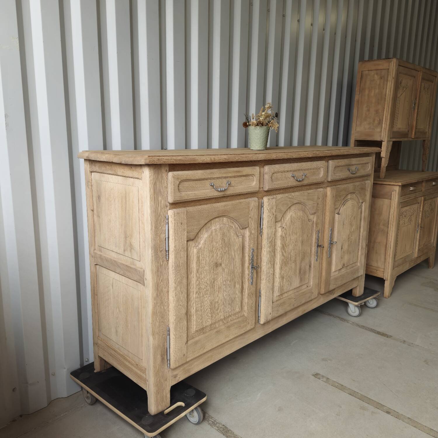 Beau buffet 3 portes chêne massif