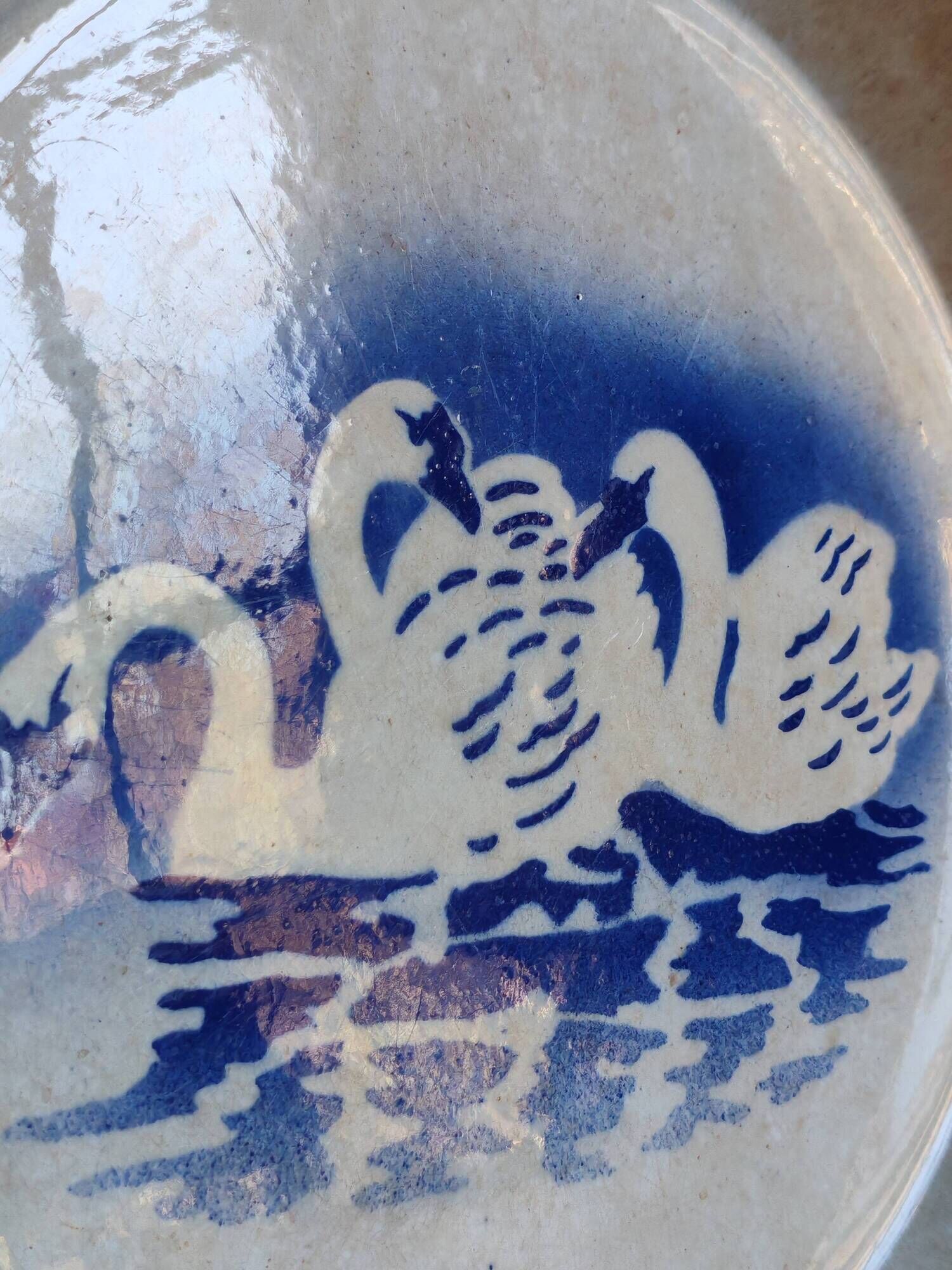 Hollow plate Moulin des Loups Hamage France, blue and white swan decoration.