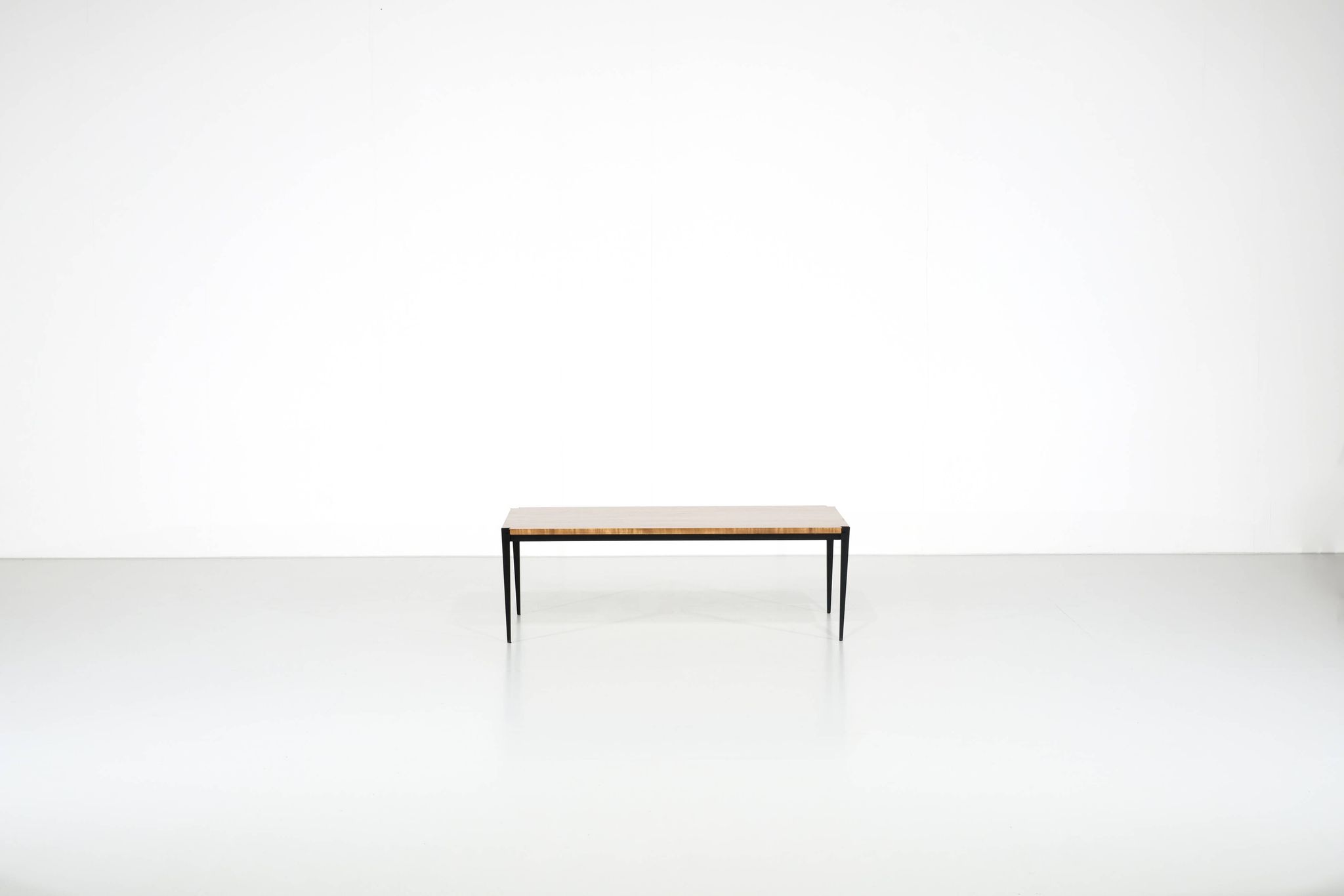 Table basse par Osvaldo Borsani pour Tecno, Italie 1957.