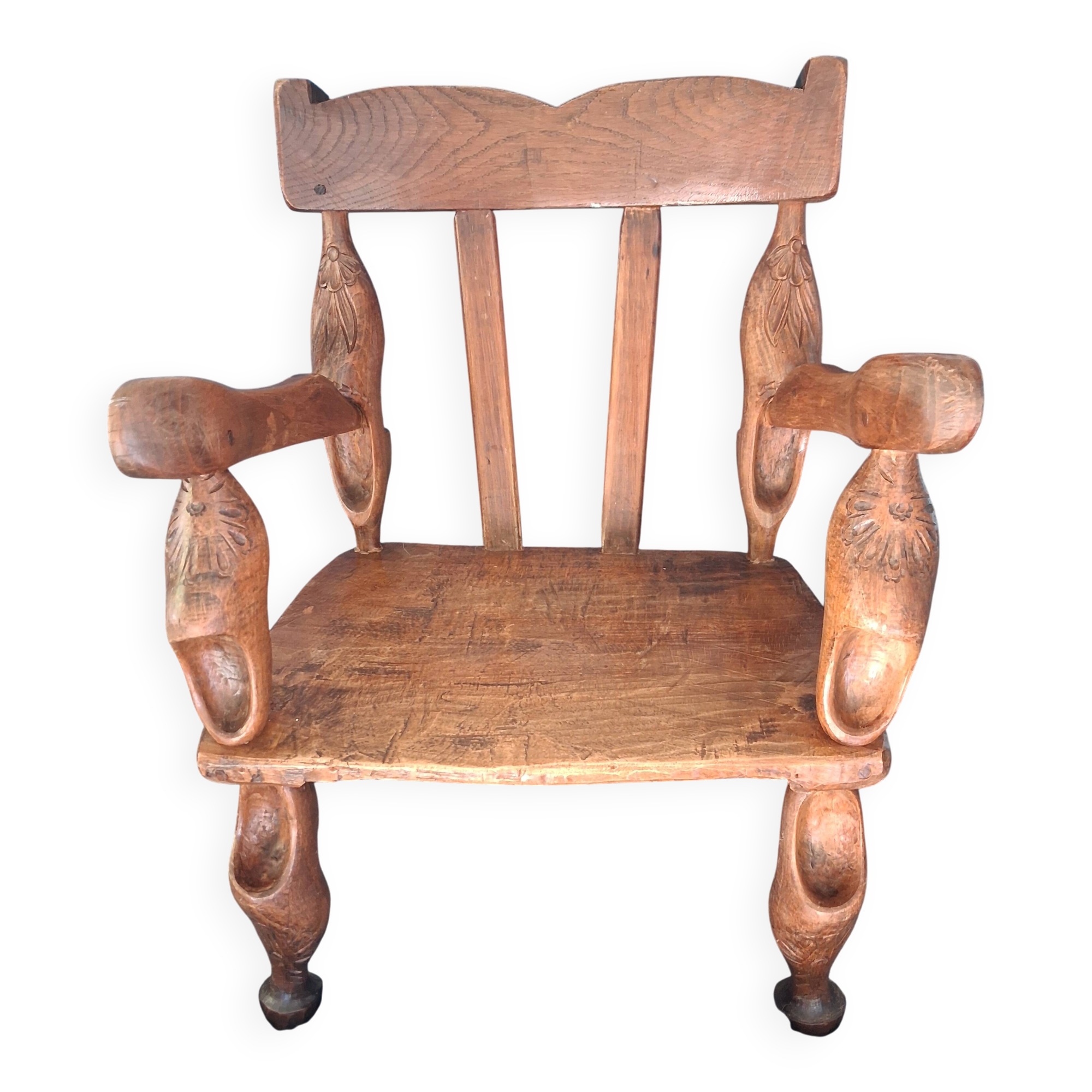 Chaise enfant en chêne sculpté. Ancien meuble breton