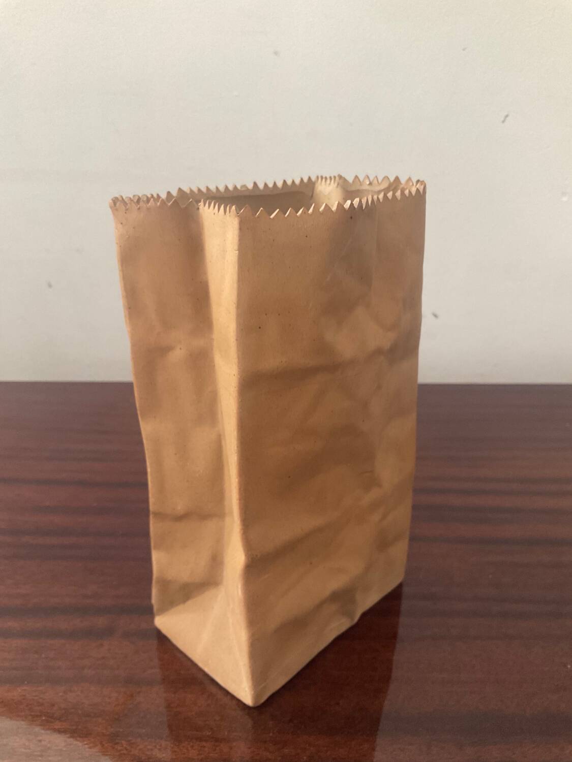 Vase Paper Bag trompe l’œil signé Alka Malta