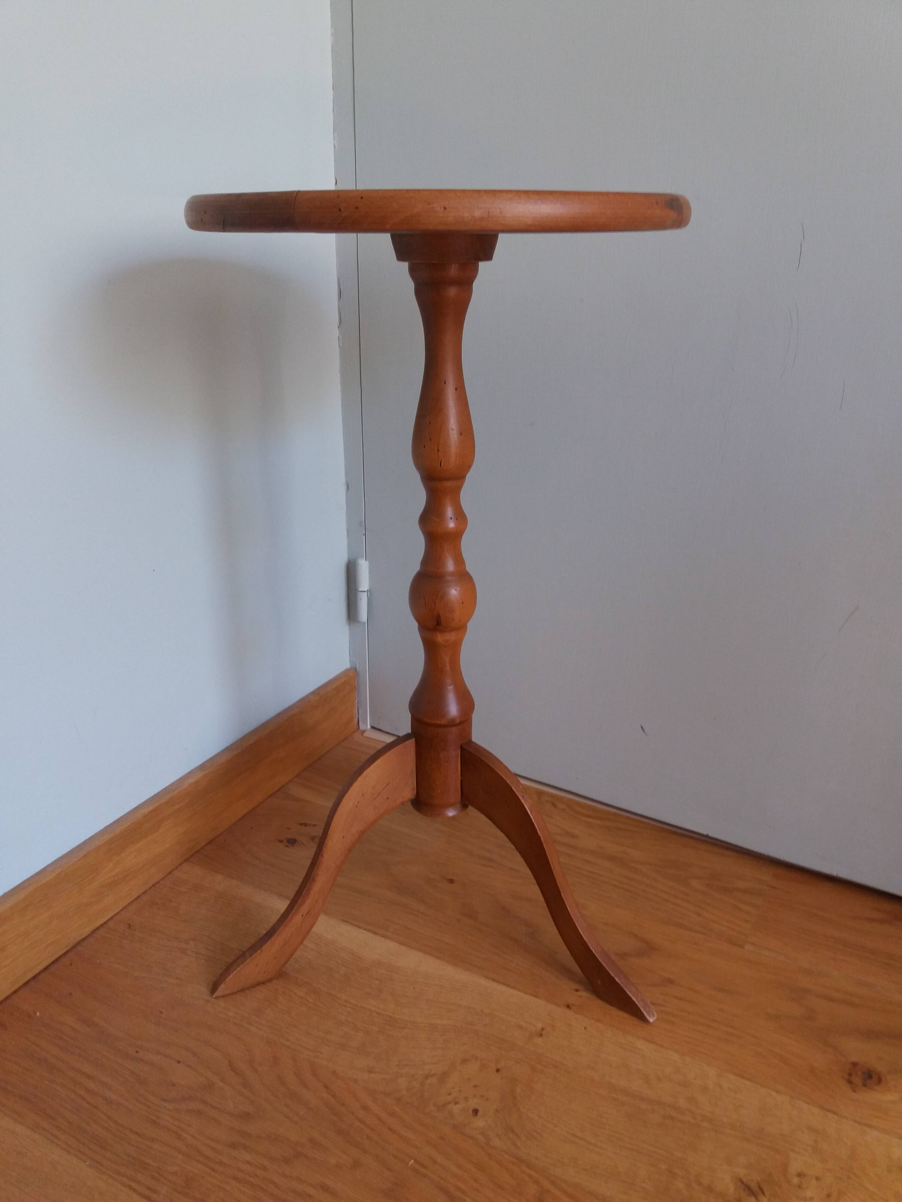 Tripod pedestal table