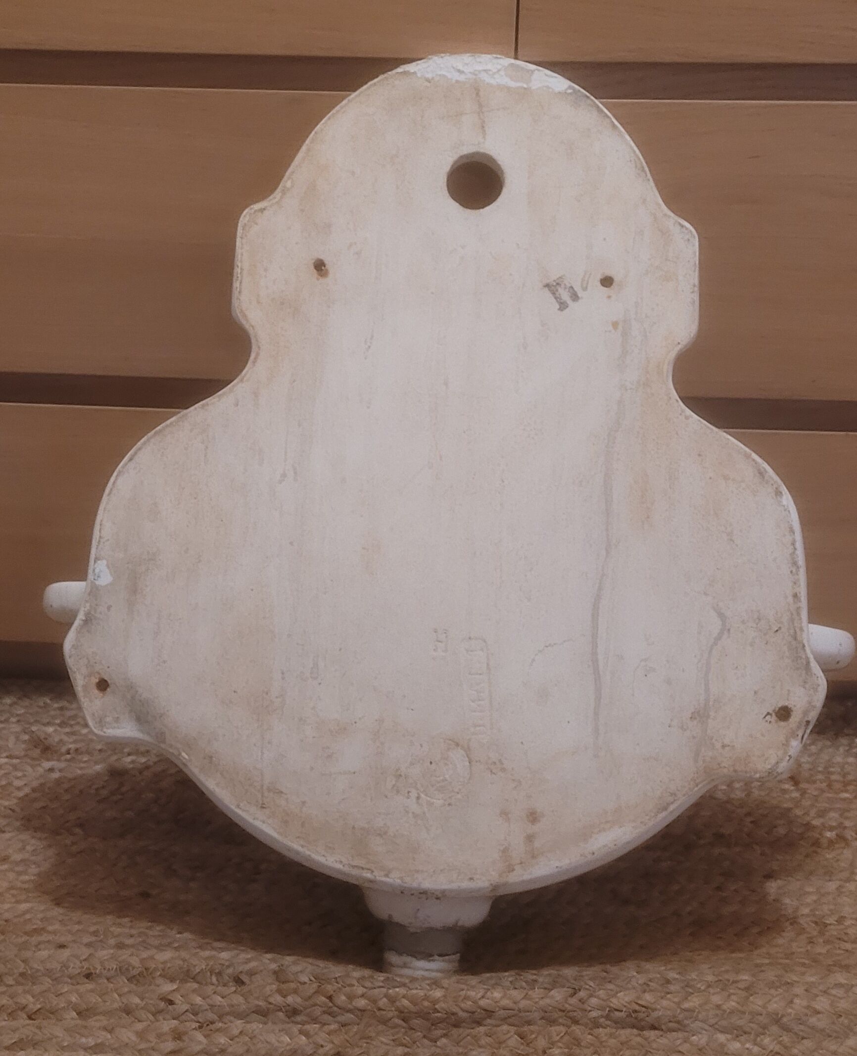 Hand wash wall fountain