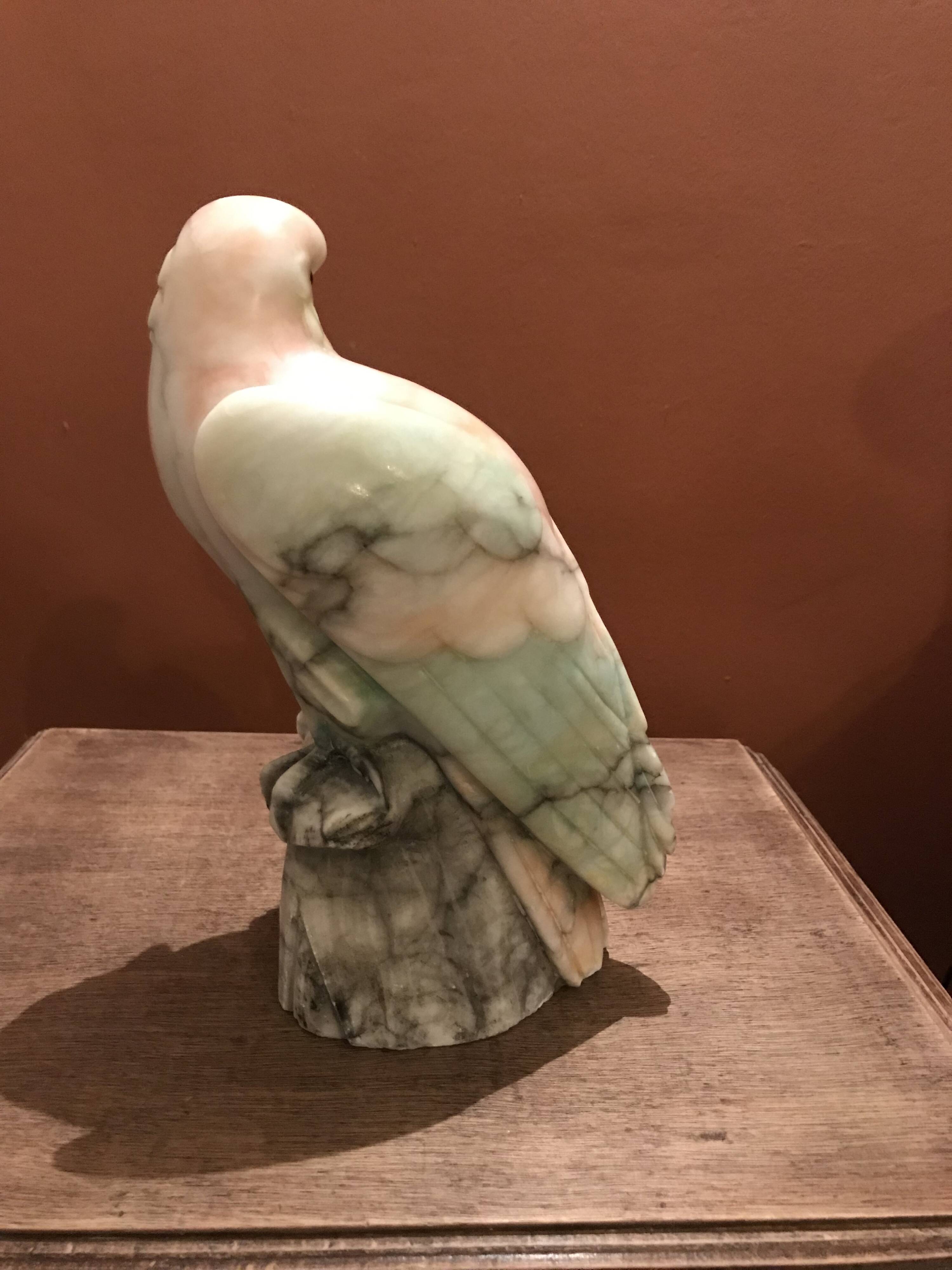 Oiseau en pierre dure marbrée.