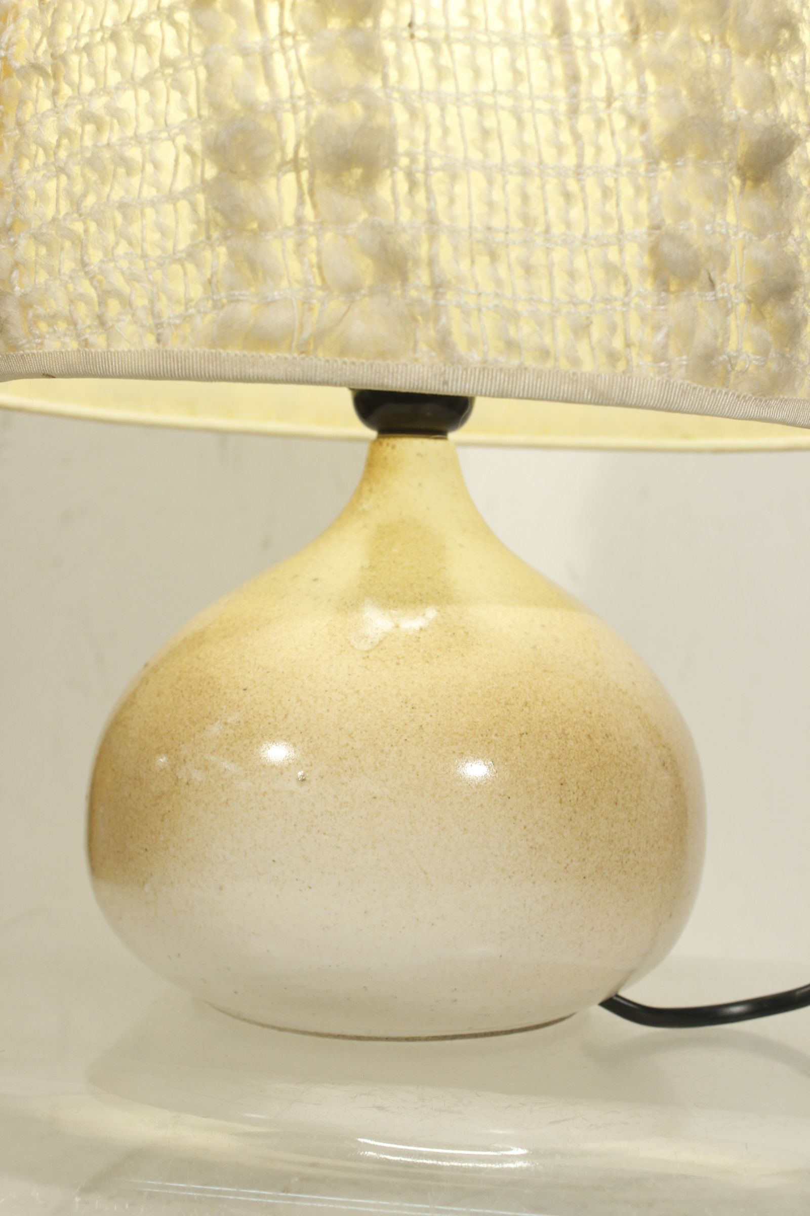 Lampe vintage en céramique beige abat jour en laine, France 1960s
