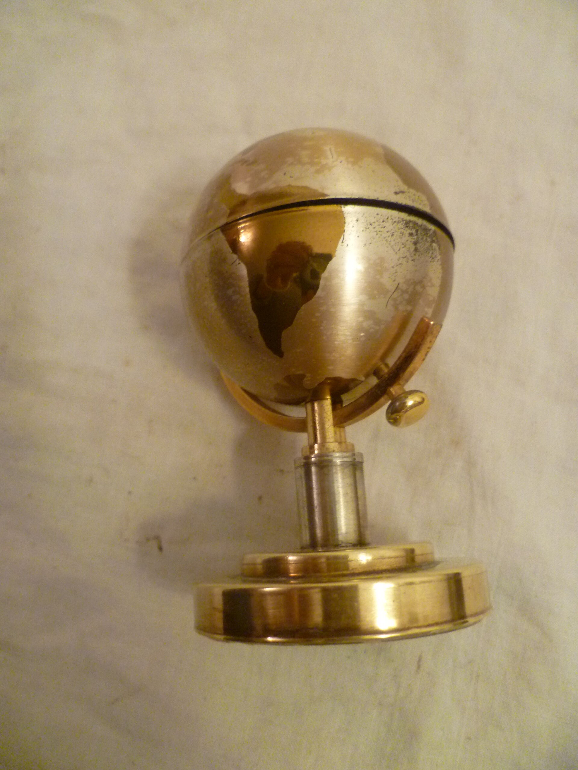 Briquet vintage "mappemonde" en metal dore