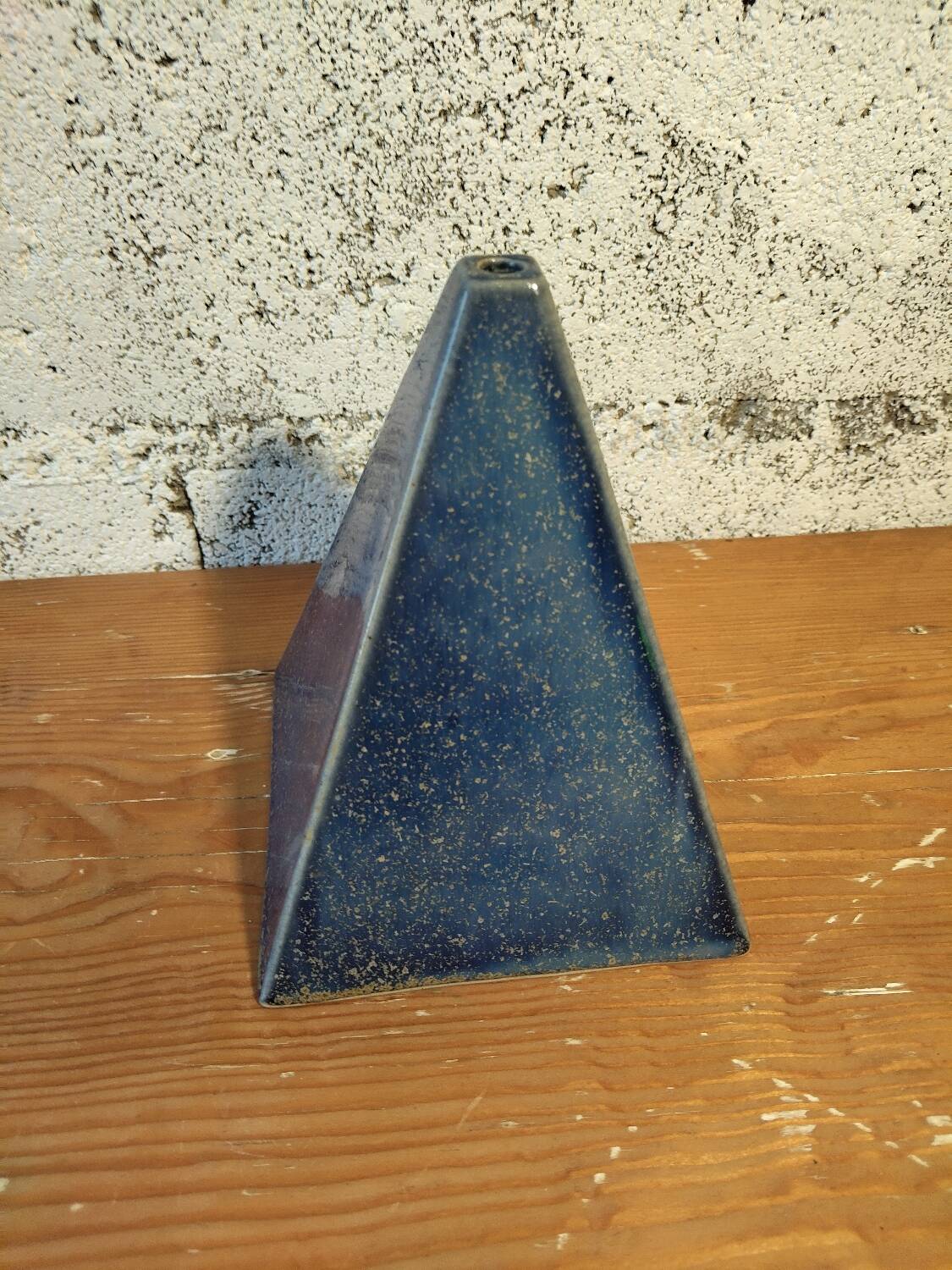 Soliflore pyramide en céramique émaillée bleu profond – pièce signée