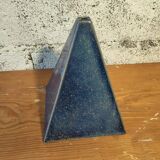 Soliflore pyramide en céramique émaillée bleu profond – pièce signée