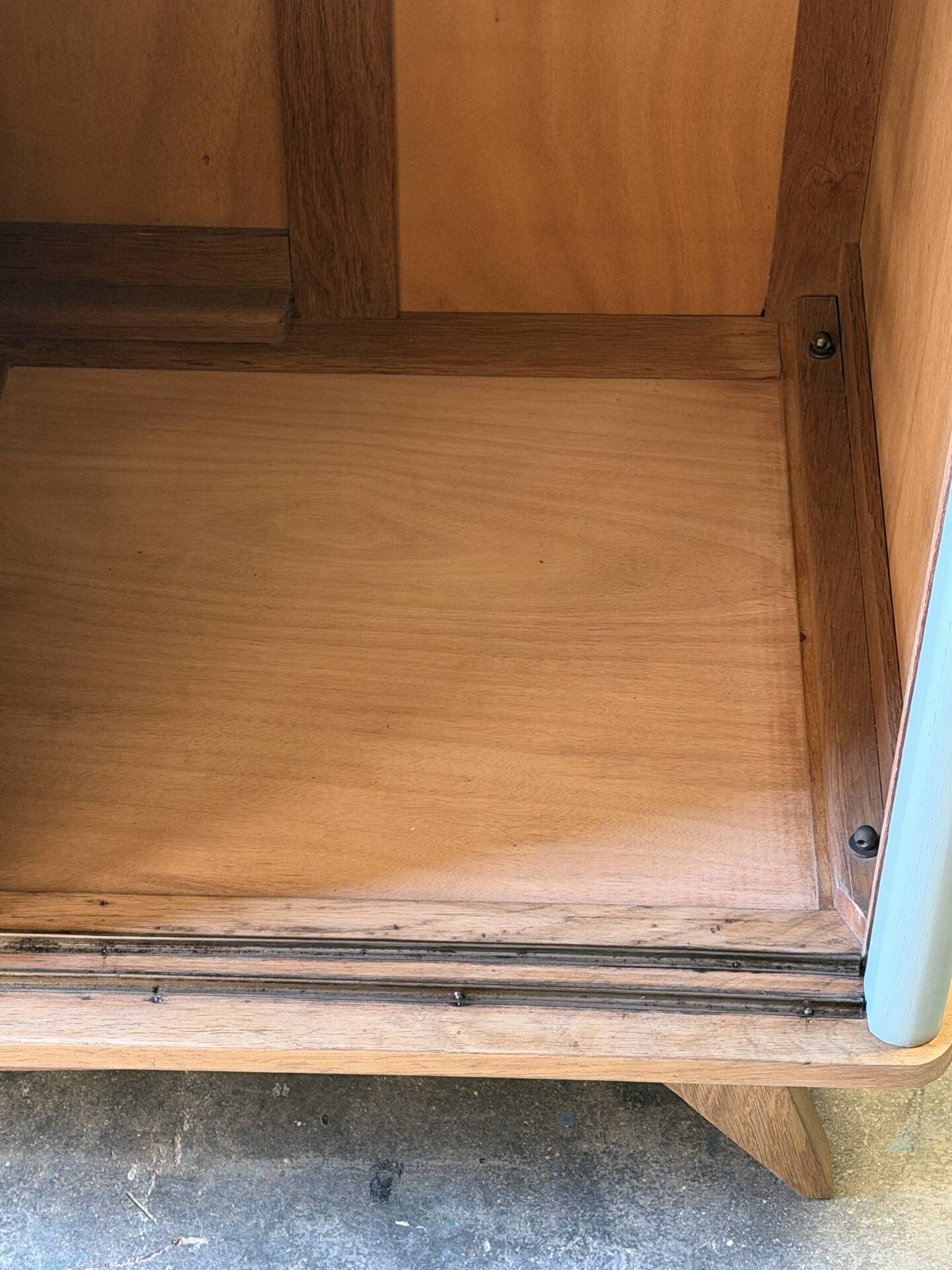 Armoire parisienne penderie 1960 vert grisé rénovée 