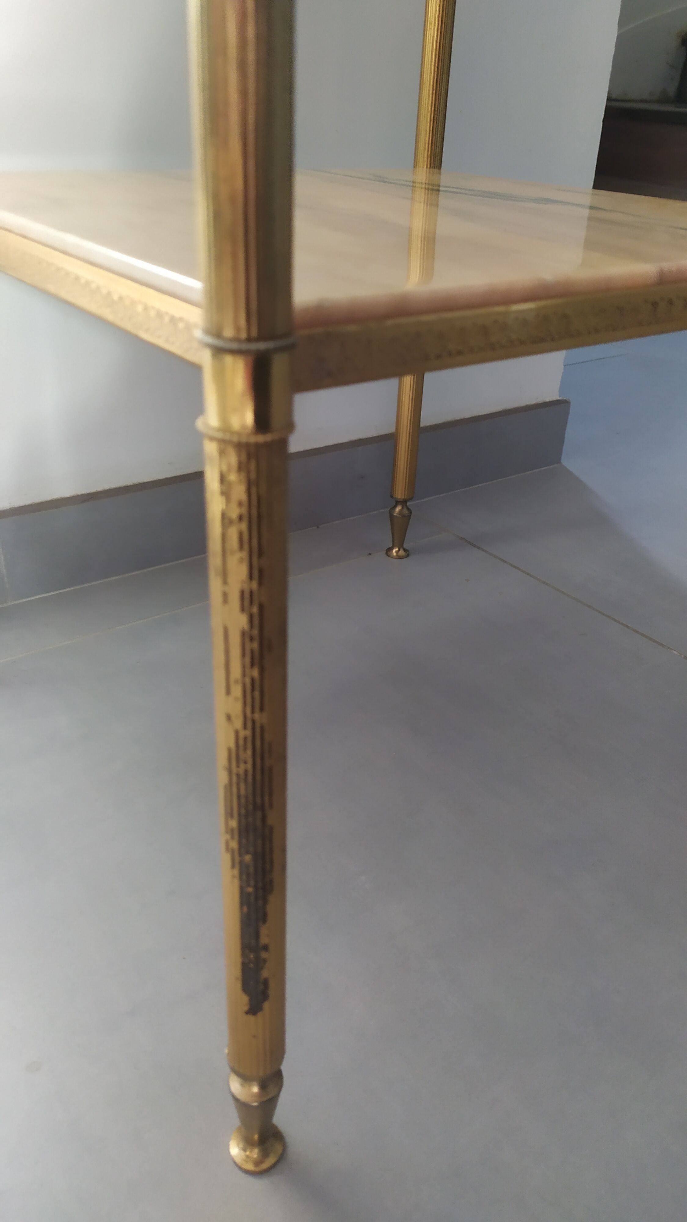 Alabaster harness brass foot