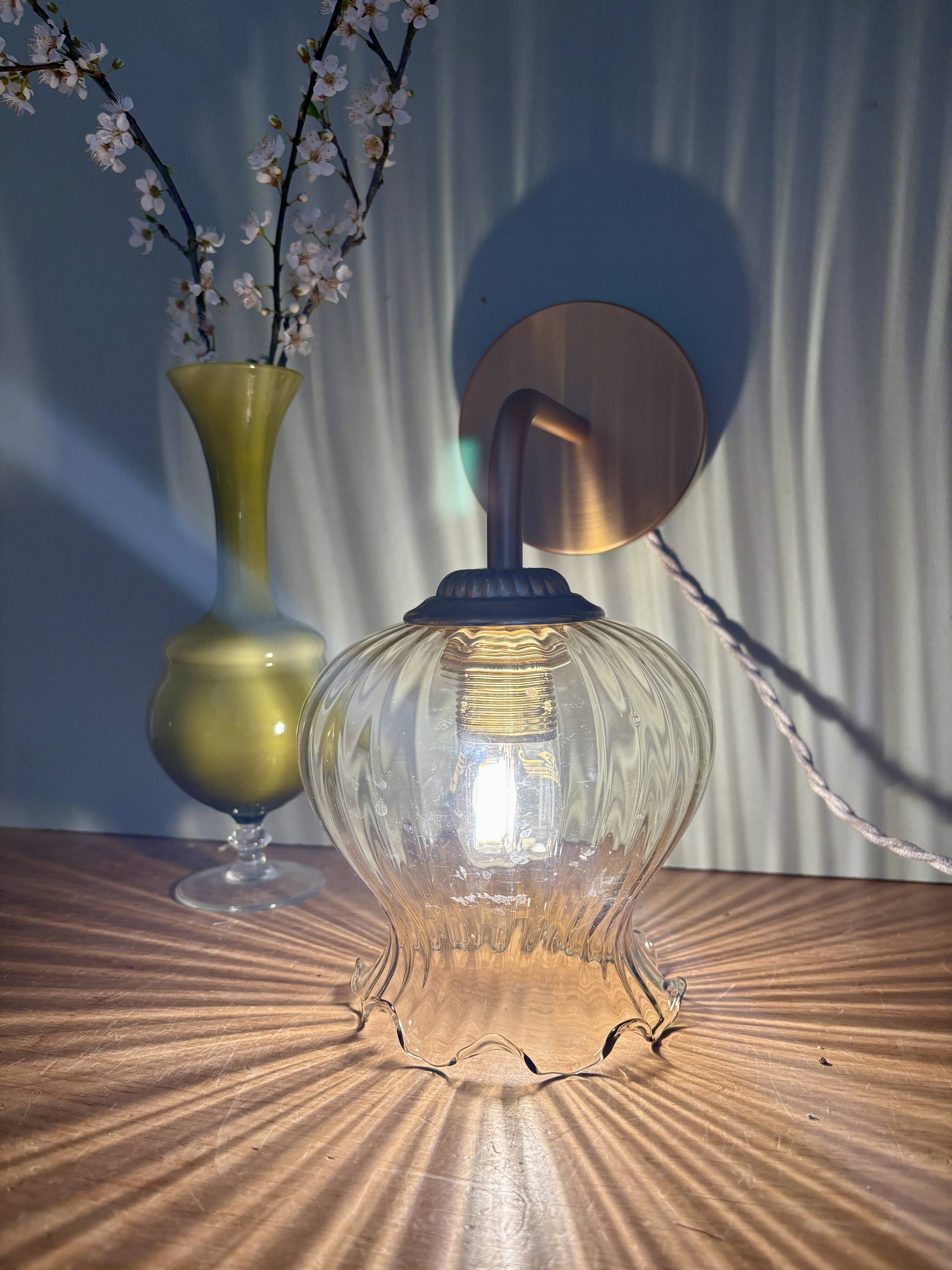 Applique coudée globe vintage en verre ambré
