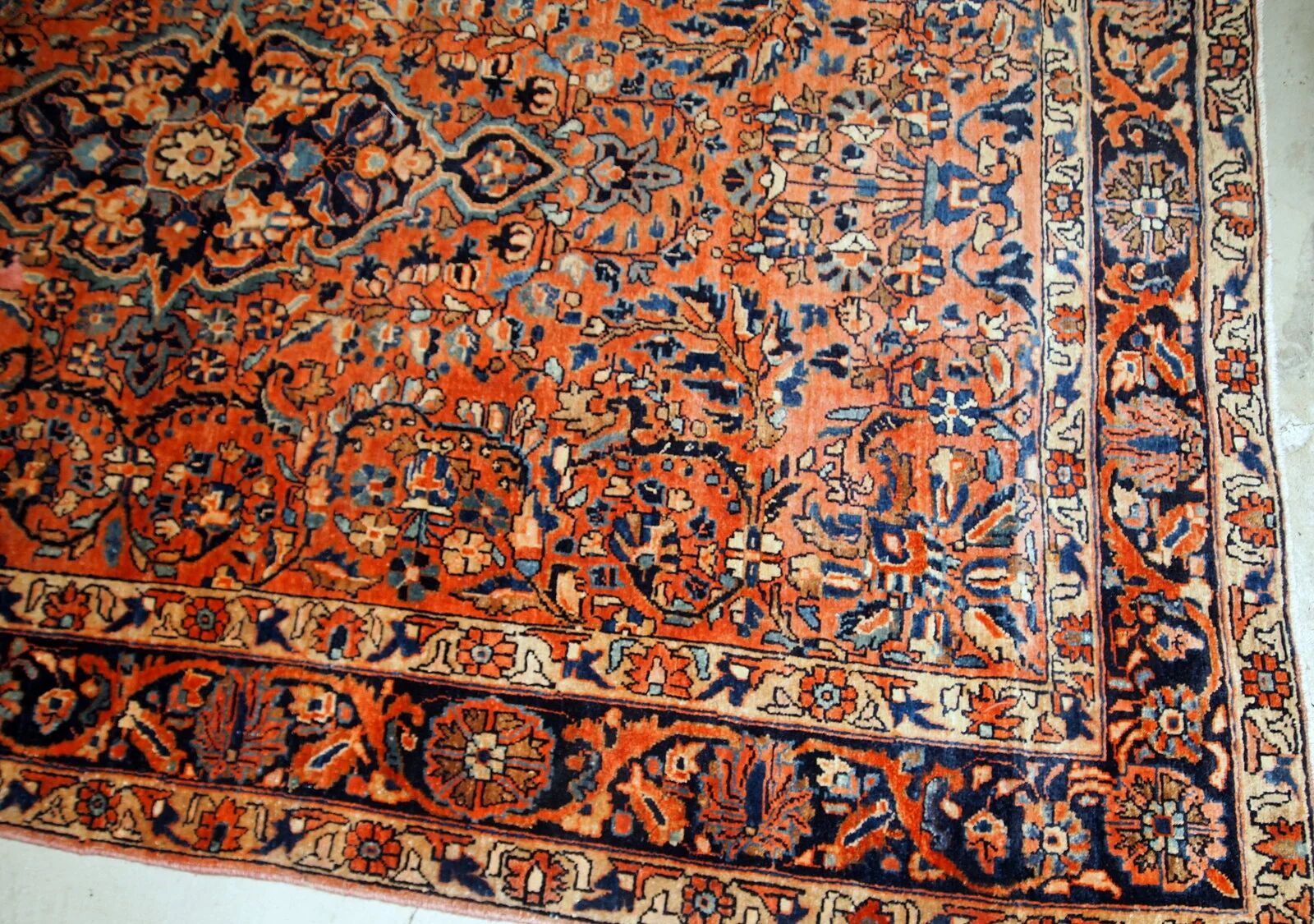 Handmade antique Persian Sarouk rug 4.1' x 6.7' (125cm x 204cm) 1920s