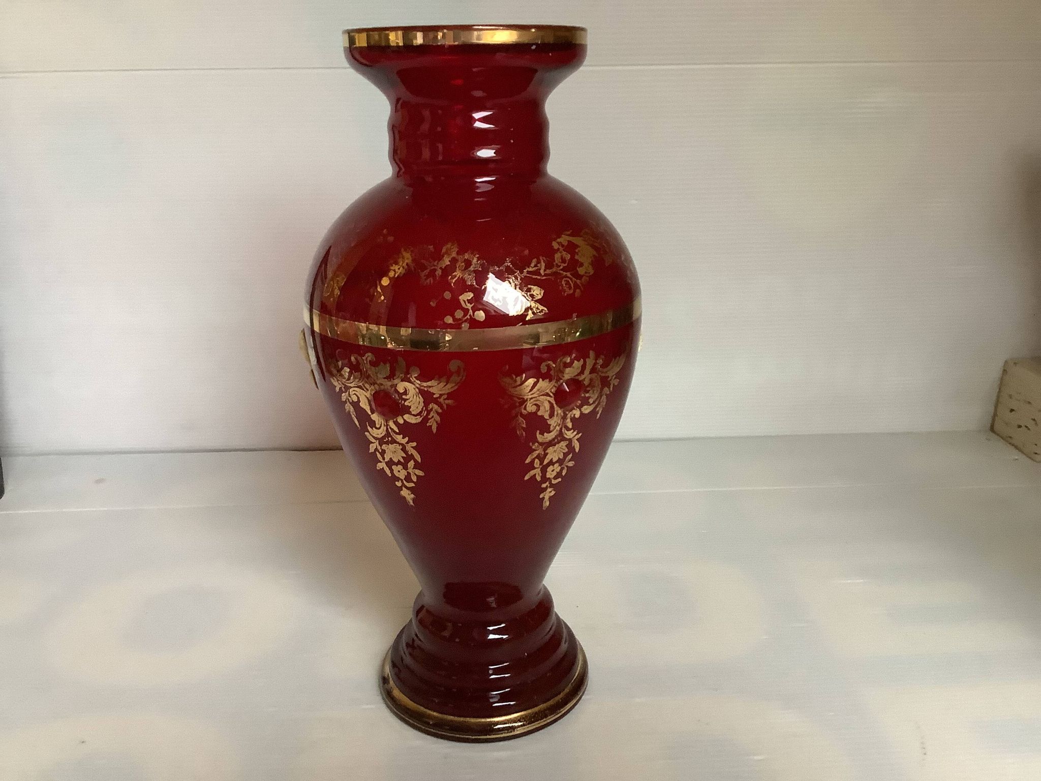 Vase camée et cabochons rouges en verre bordeaux