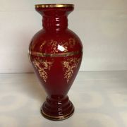 Vase camée et cabochons rouges en verre bordeaux