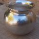 Vase boule style Art Déco en argent massif martelé