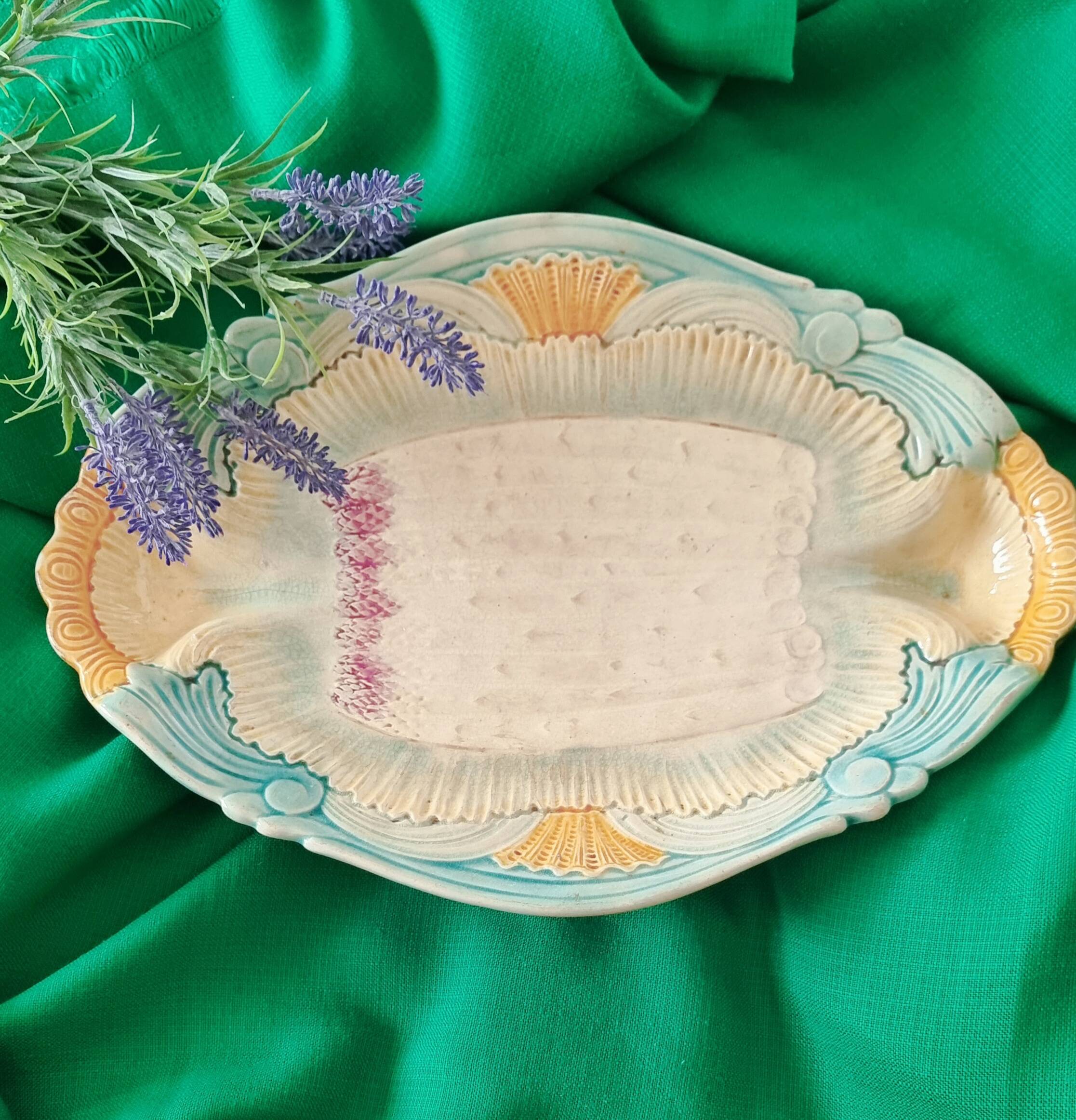 Rare and exquisite oval asparagus dish in Barbotine earthenware (majolica).