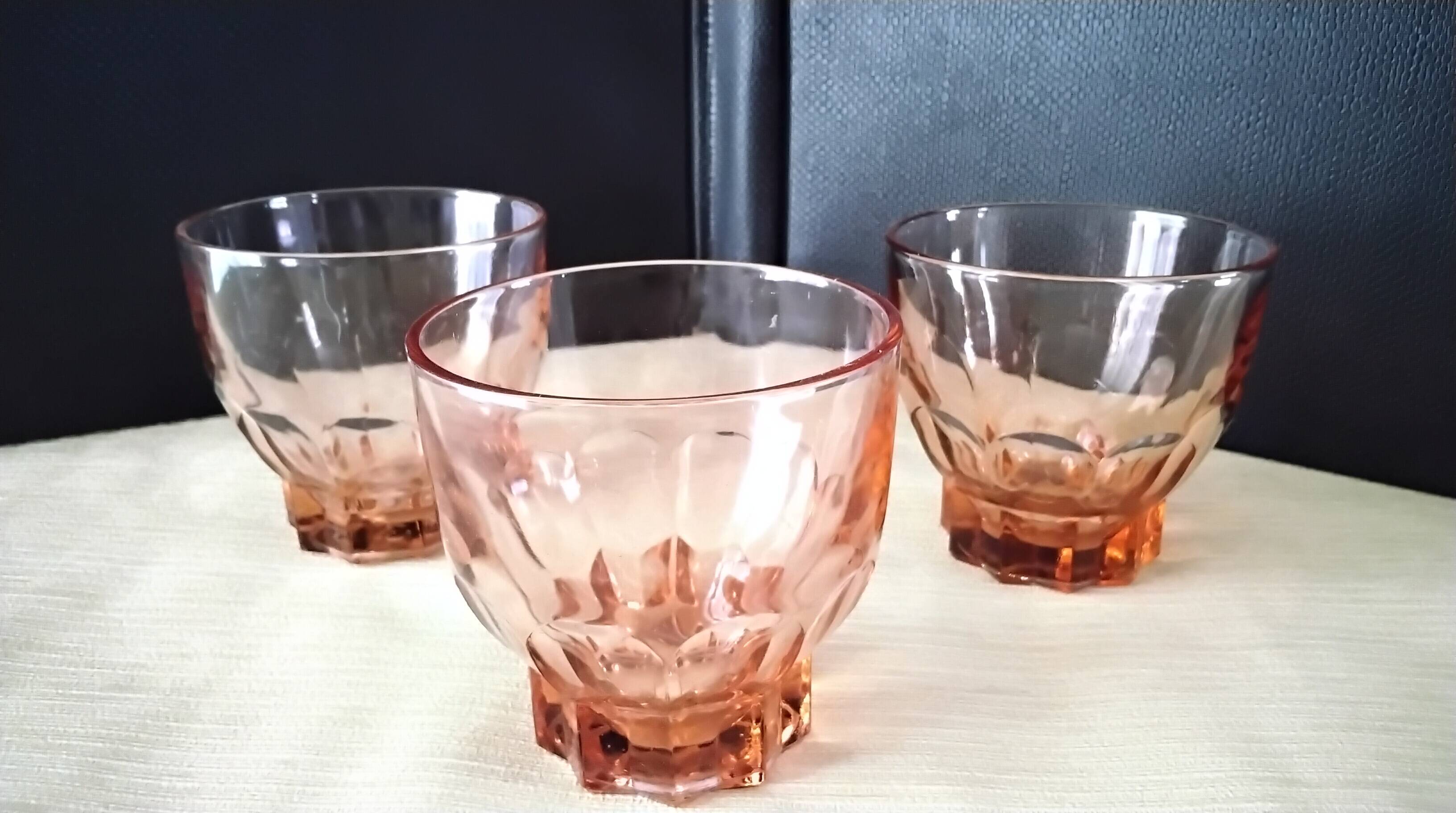 3 Verres de table en verre rosé  Années 50