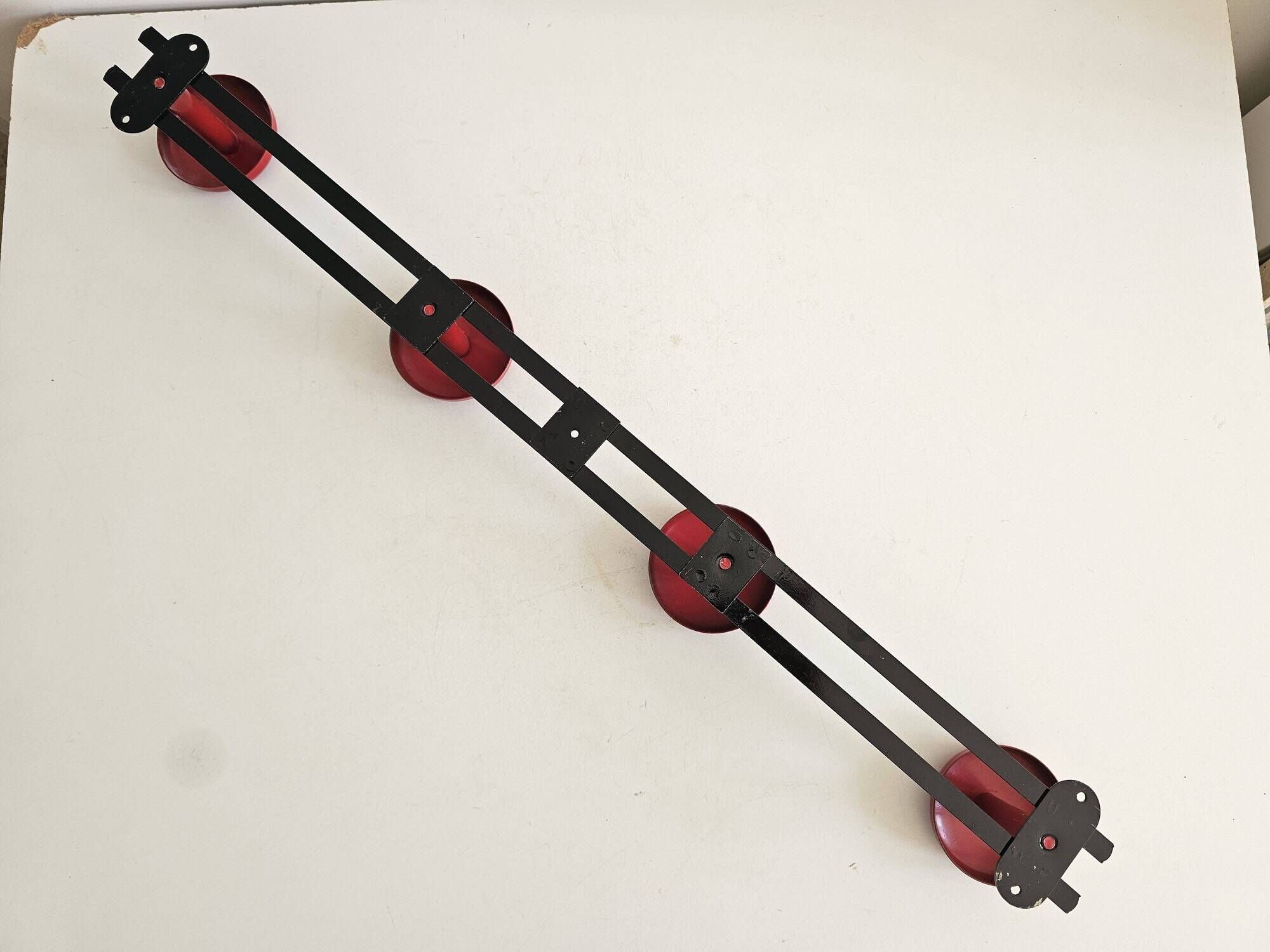 Wall-mounted coat rack in black and red metal (4 hooks)