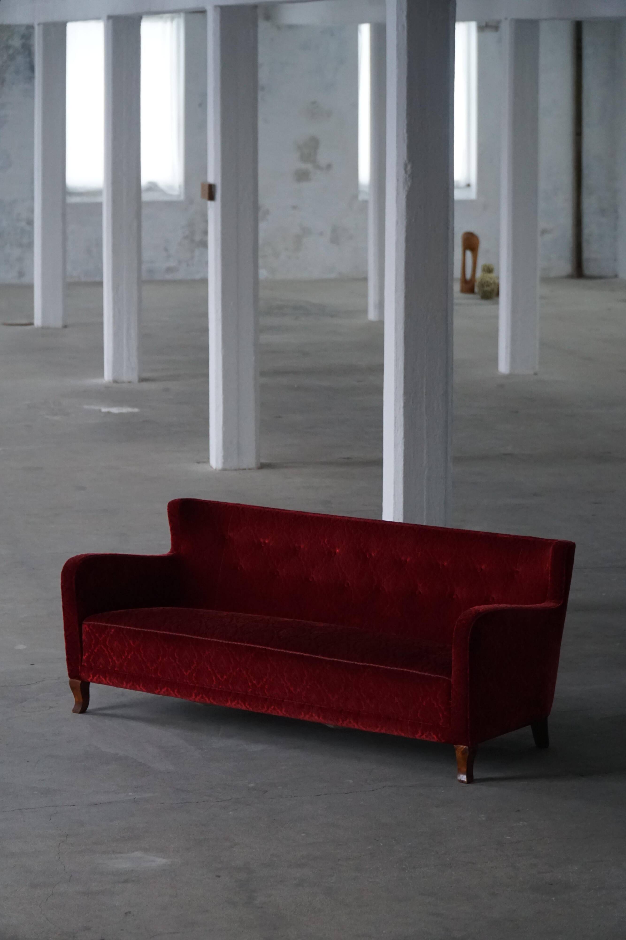 Modern Danish canapé, 3-seater in red velvet, Fritz Hansen style, 1940s.