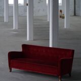 Modern Danish canapé, 3-seater in red velvet, Fritz Hansen style, 1940s.