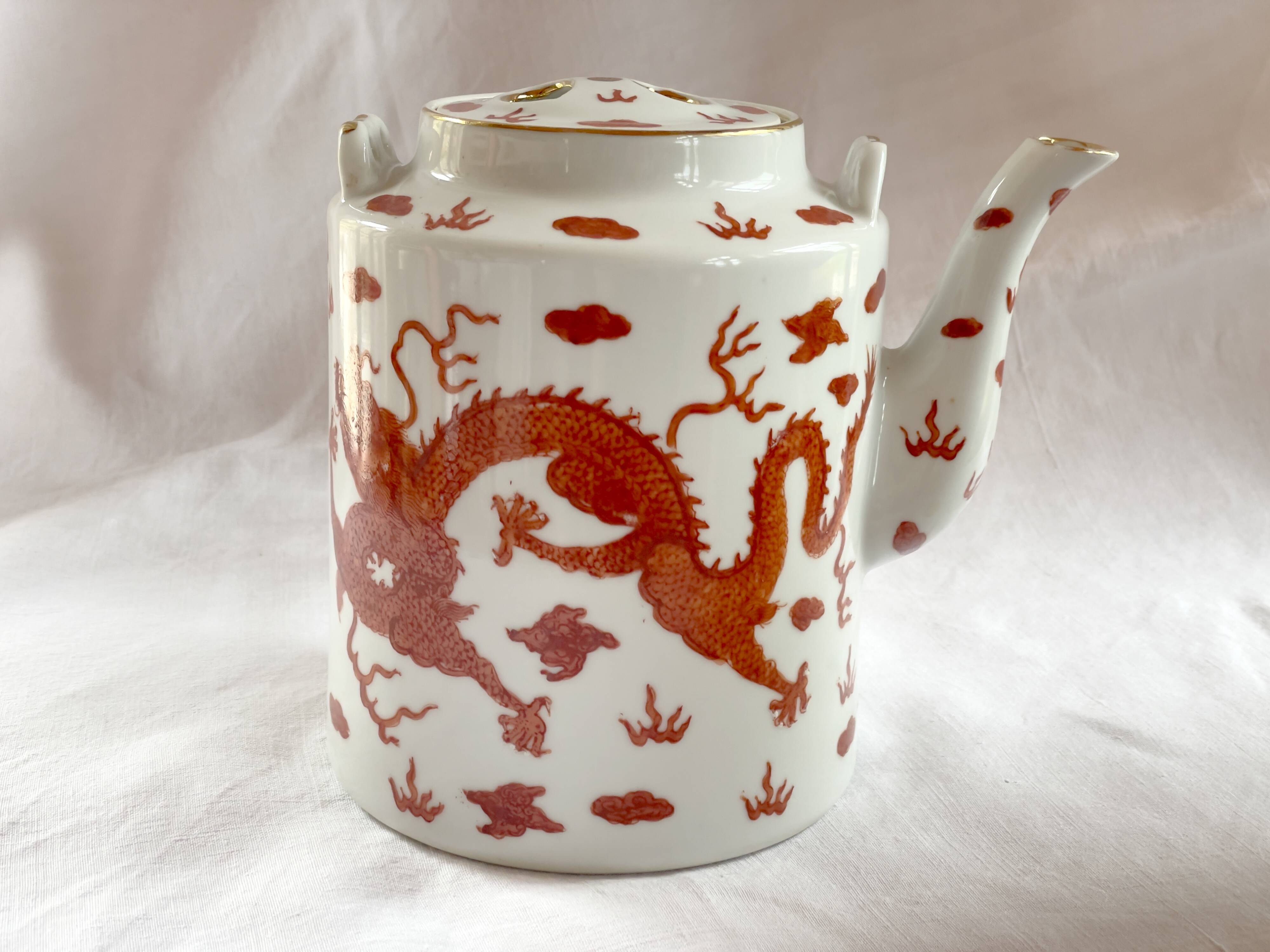 Teapot decorated with 2 dragons Republic 1912-1949 China