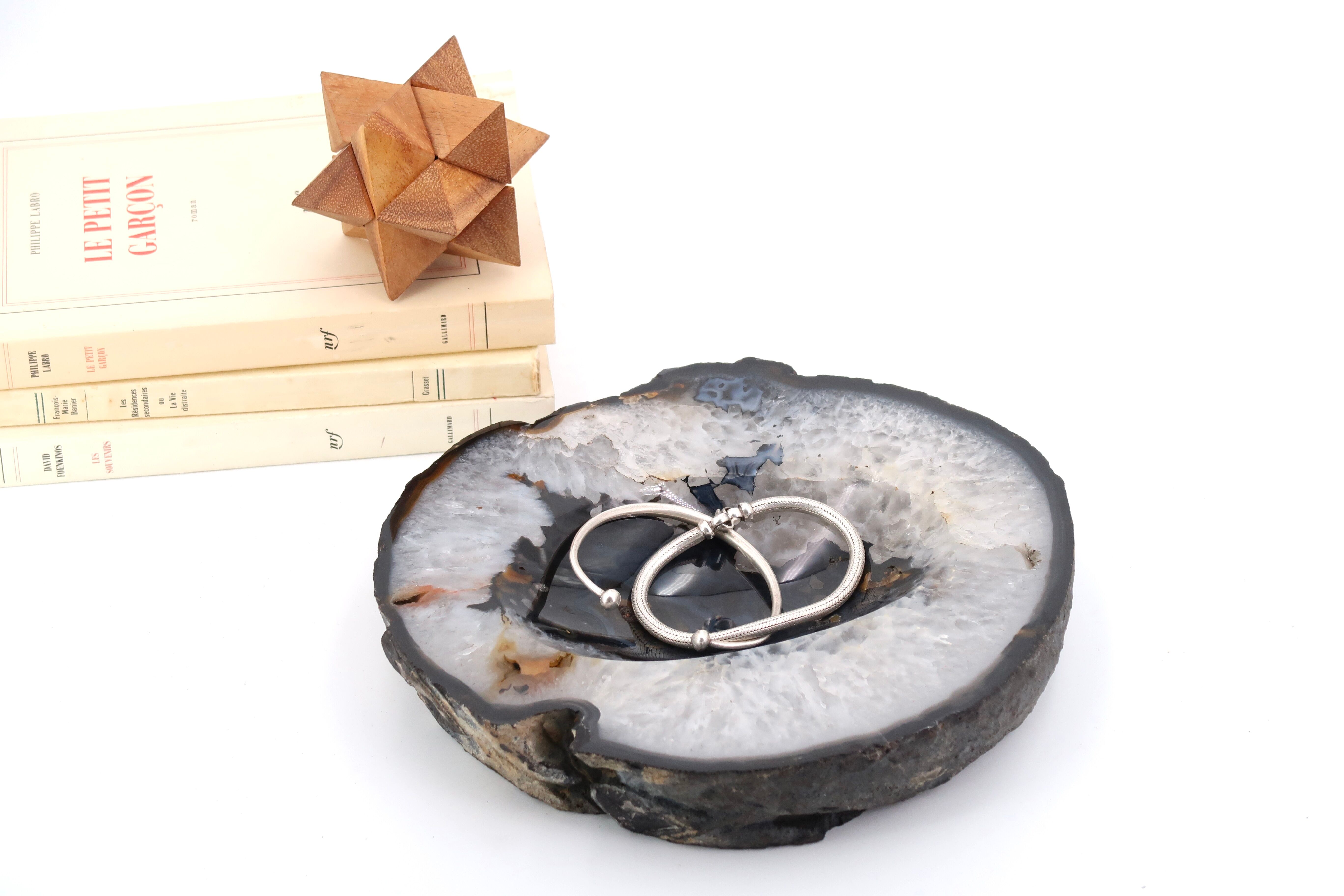 Empty pocket in carved agate, 1970s