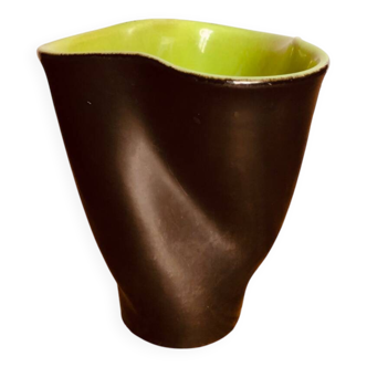 Vase mouchoir signé Elchinger . Céramique noir et vert . Forme lobé.1950s
