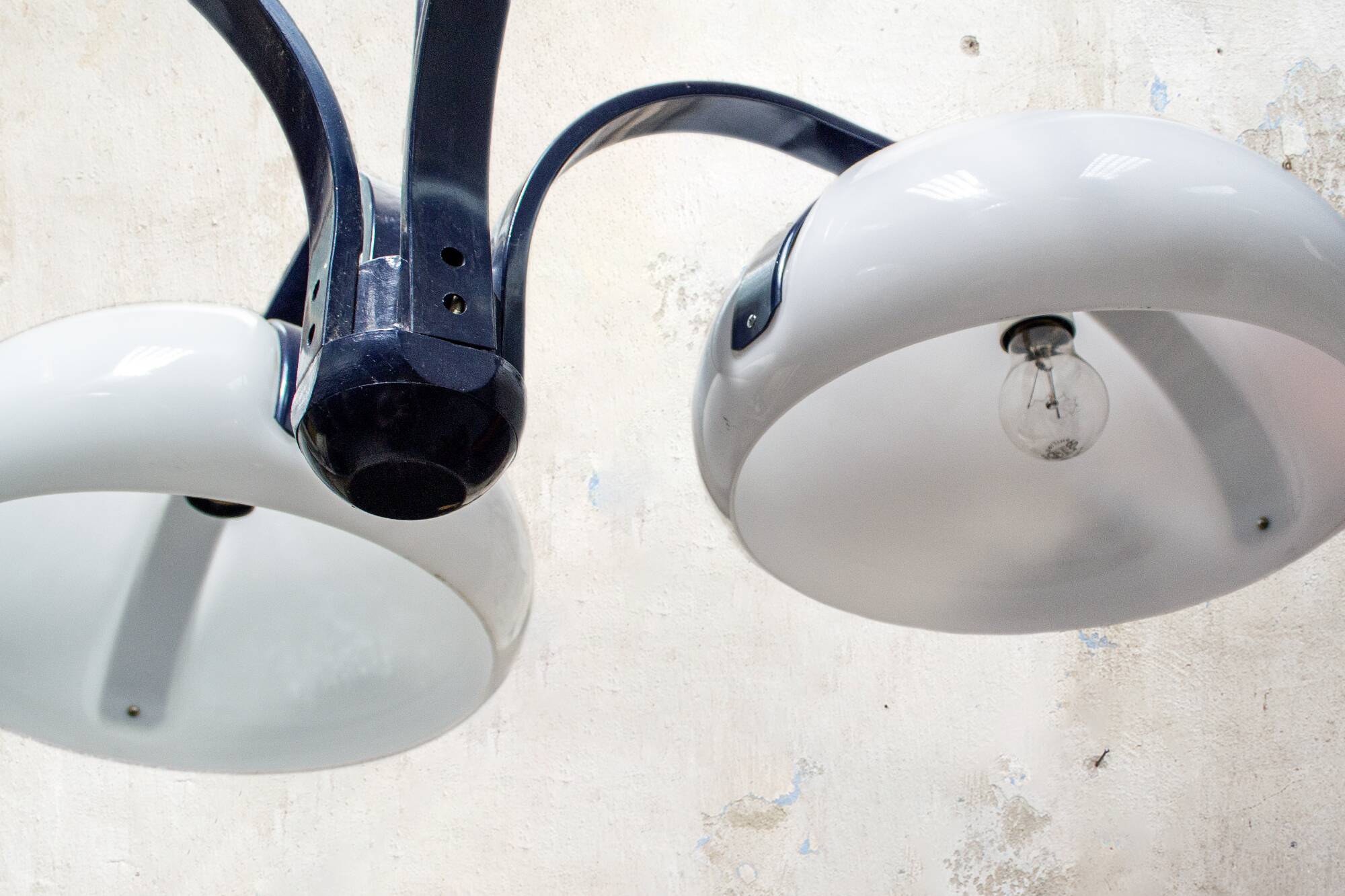 Lampadario quattro luci in Plexiglas e metallo laccato Italia anni '70