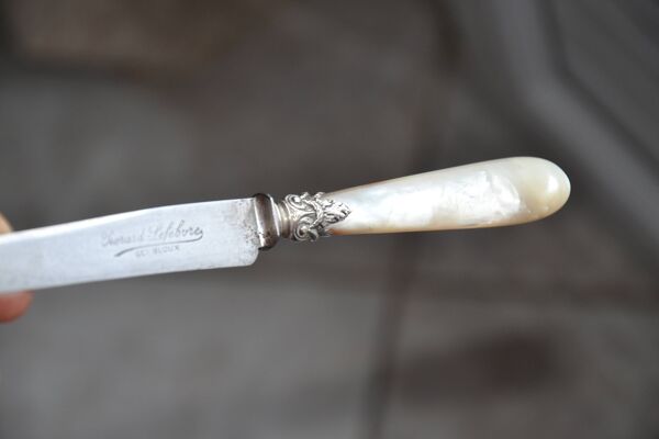 10 anciens couteaux en nacre et métal argenté