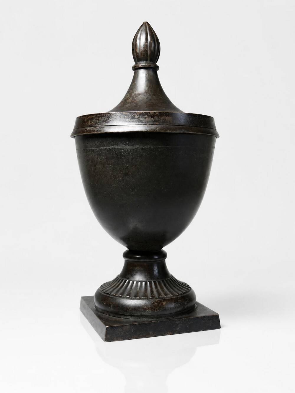 Covered cassolette in Empire style, patinated bronze, India, 1960s-1980s.