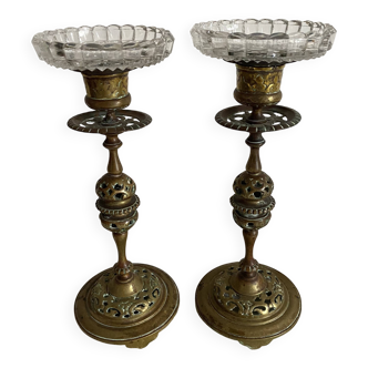 Paire de bougeoirs en laiton ajouré et bobèches en verre