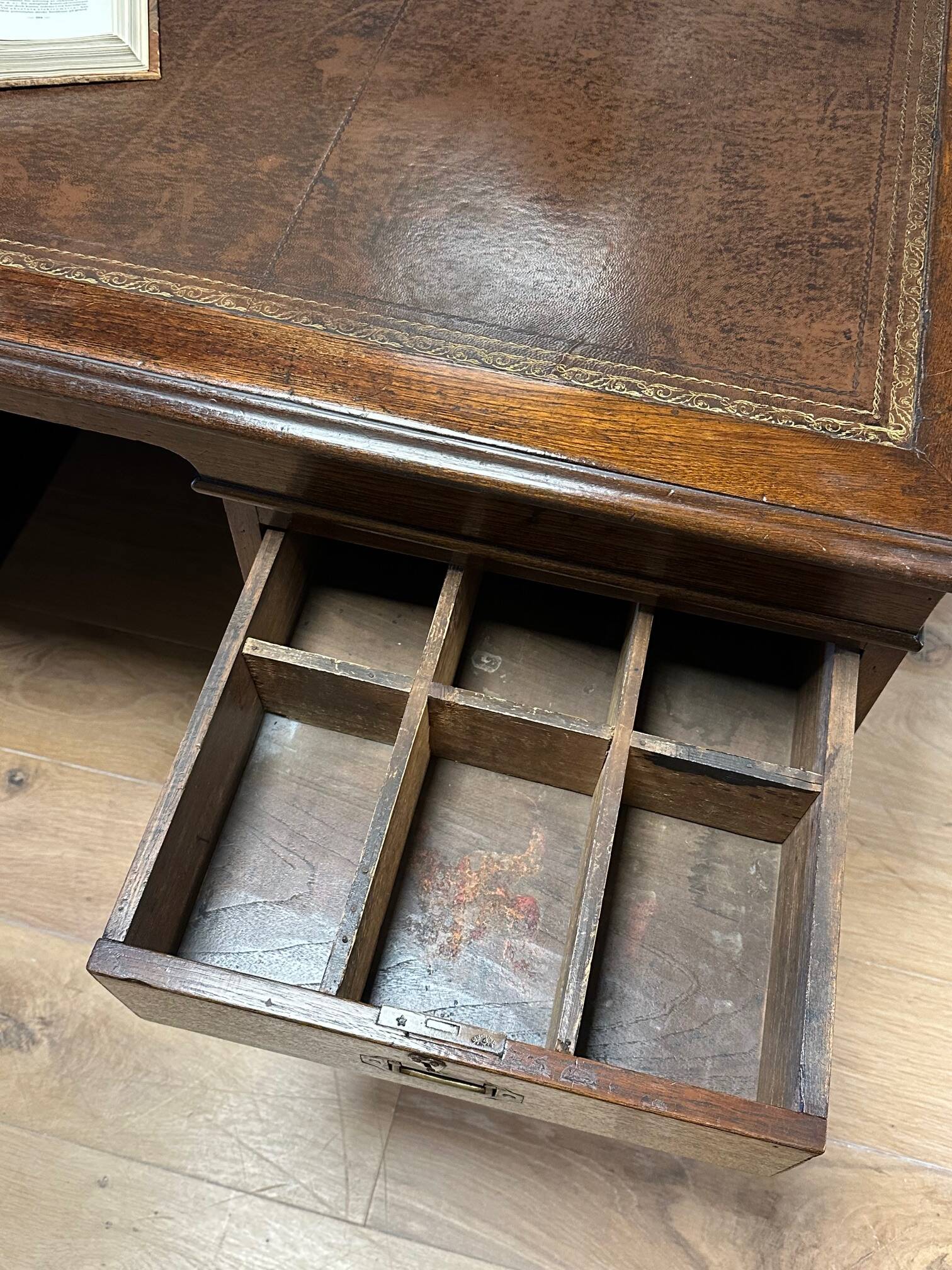 Antique English partnerdesk