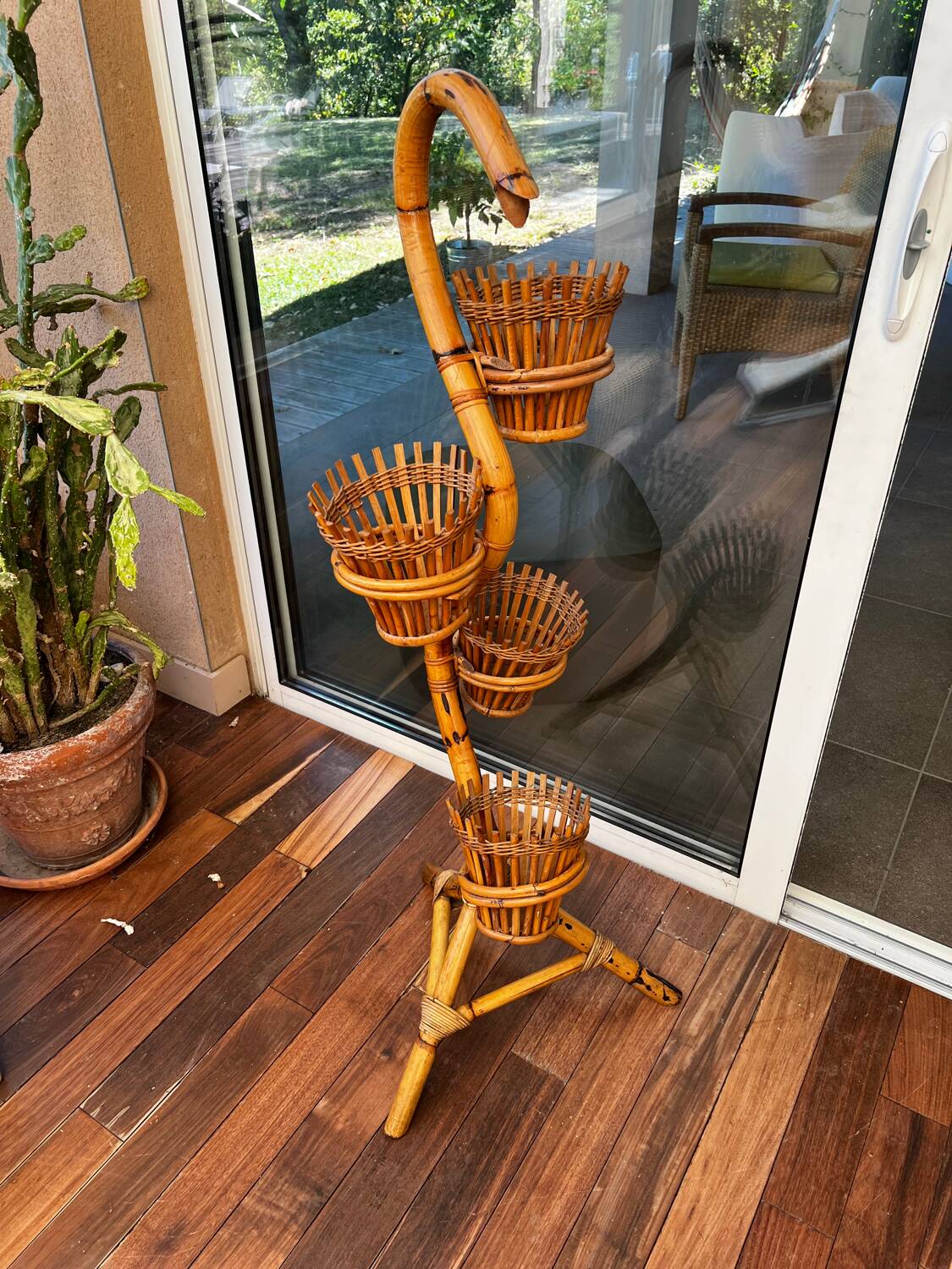 Rattan cobra plant holder