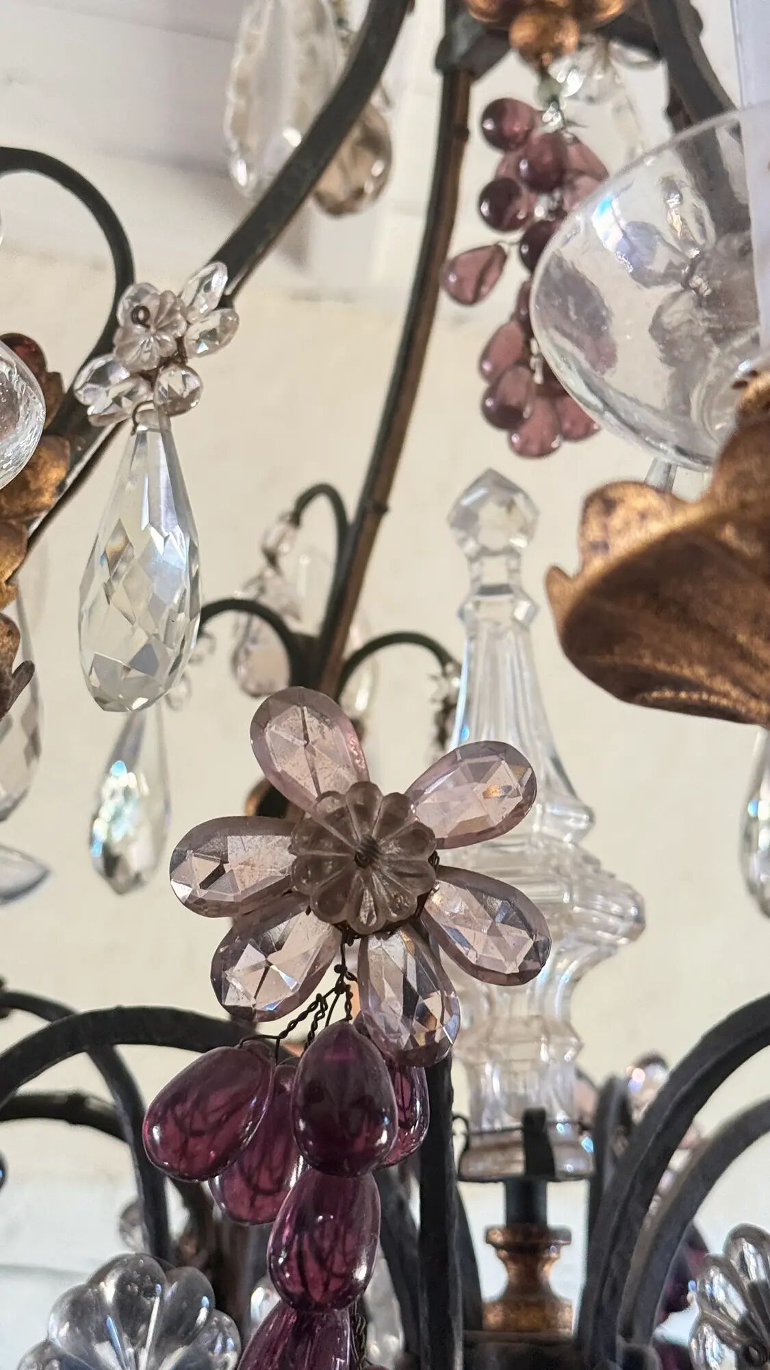 Lustrous chandelier with pendants and glass fruits, Maison Baguès, six lights.