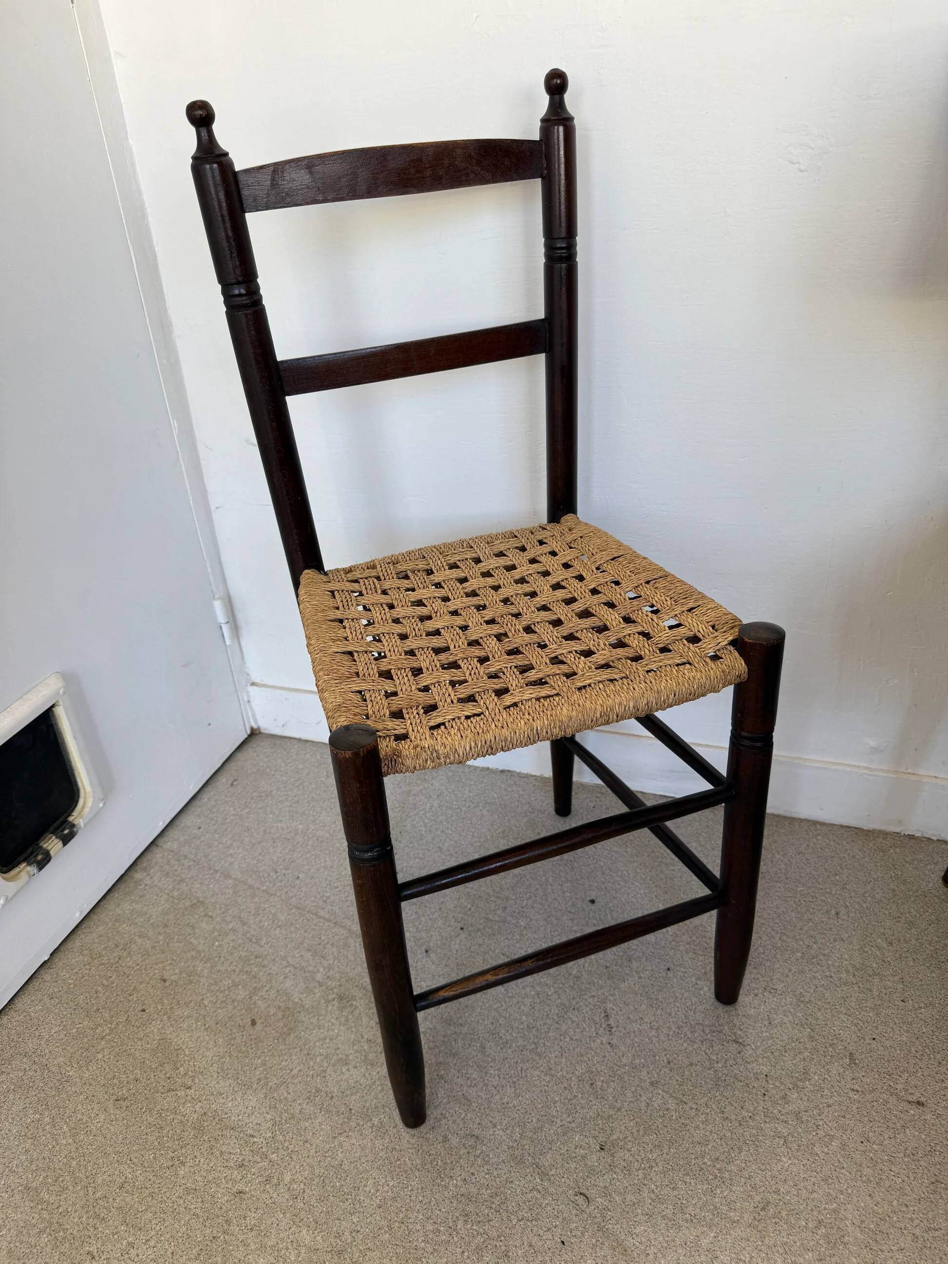 Chaise vintage en bois et paille tressée