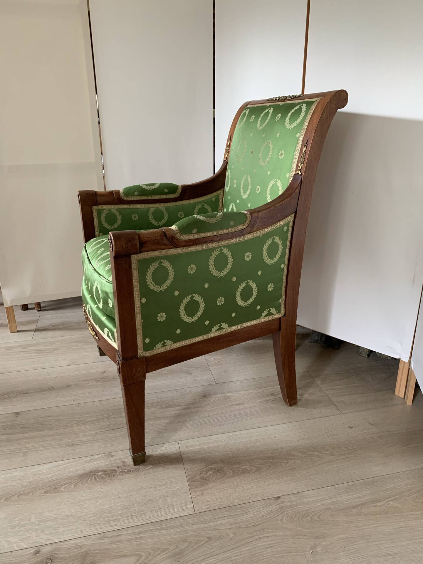 Fauteuil de style Empire en bois et tissu vert