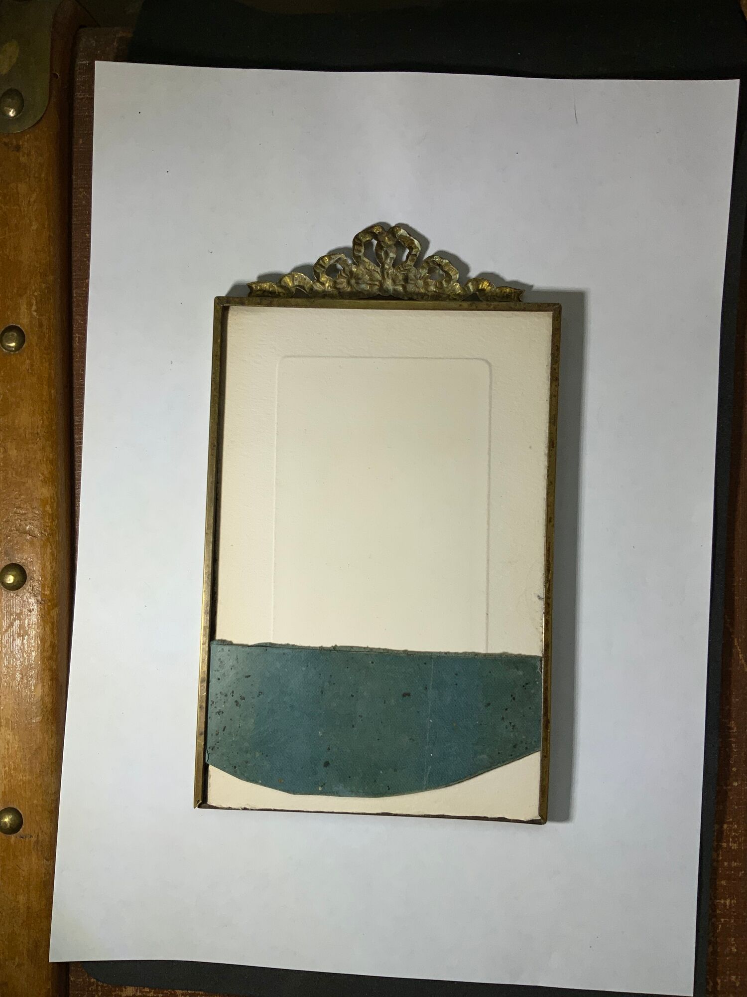 Old photo frame in golden brass floral decoration and small knot 18th With glass