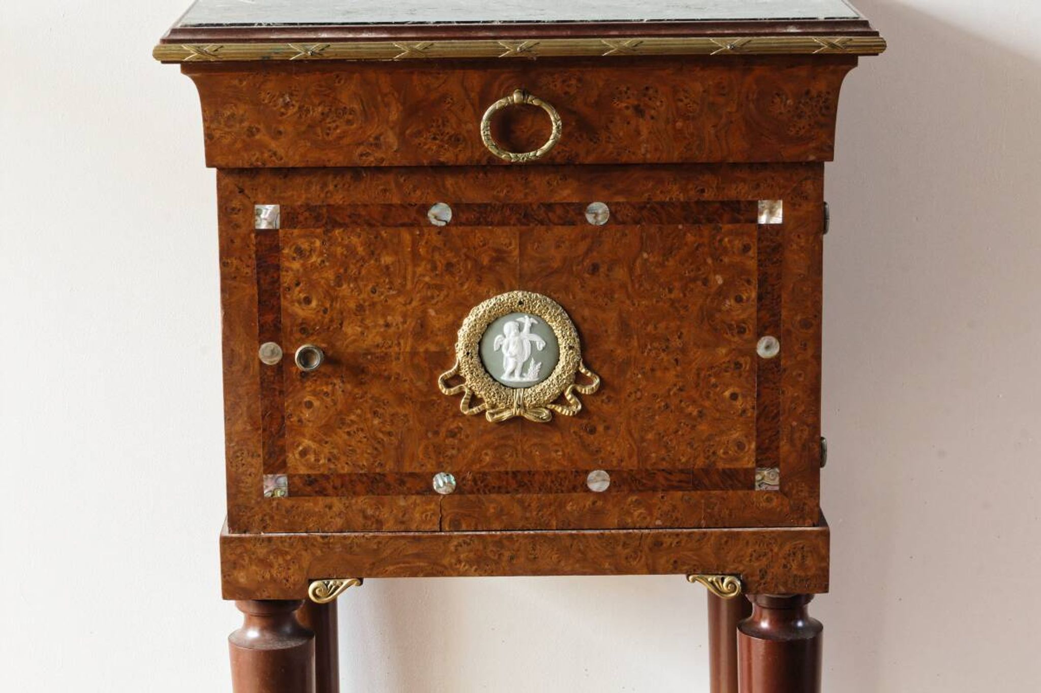 Table de chevet néoclassique, dans le goût anglais Regency Wedgewood