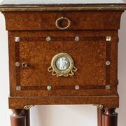 Table de chevet néoclassique, dans le goût anglais Regency Wedgewood