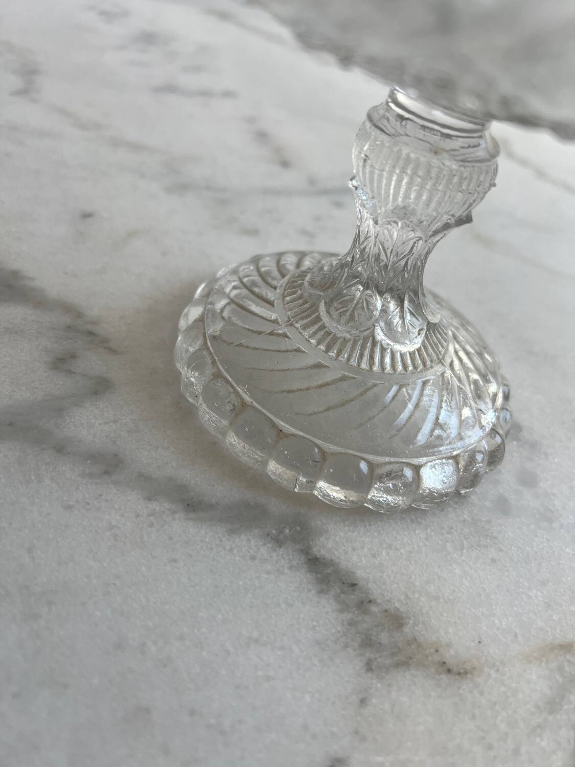 Glass plate with leaf pattern