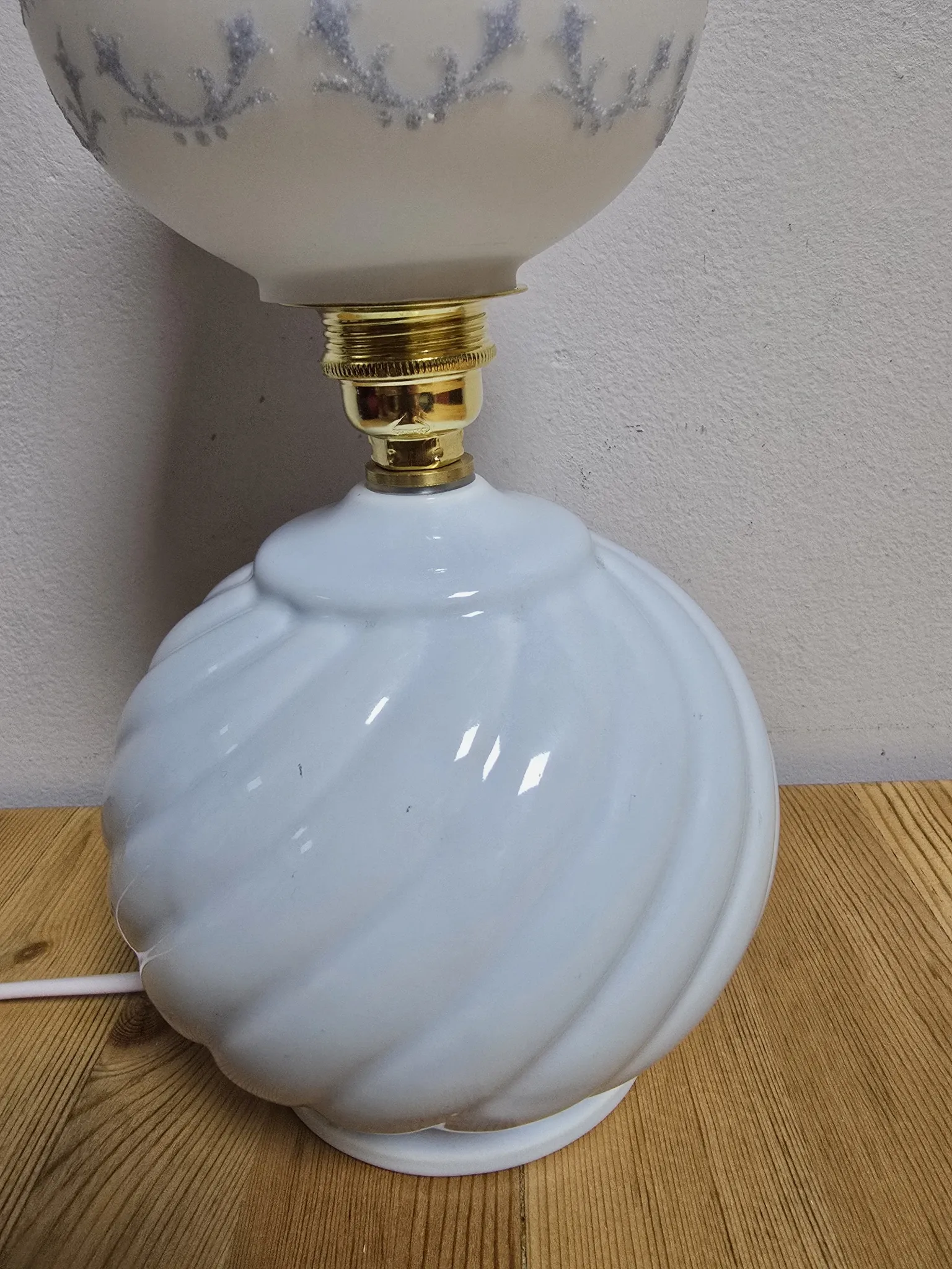 Lampe boule bleue et opaline blanche