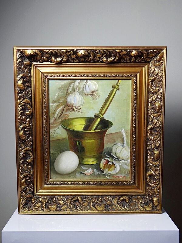 Nature morte ail, œuf et mortier signée Sarpe, 1979, huile sur toile