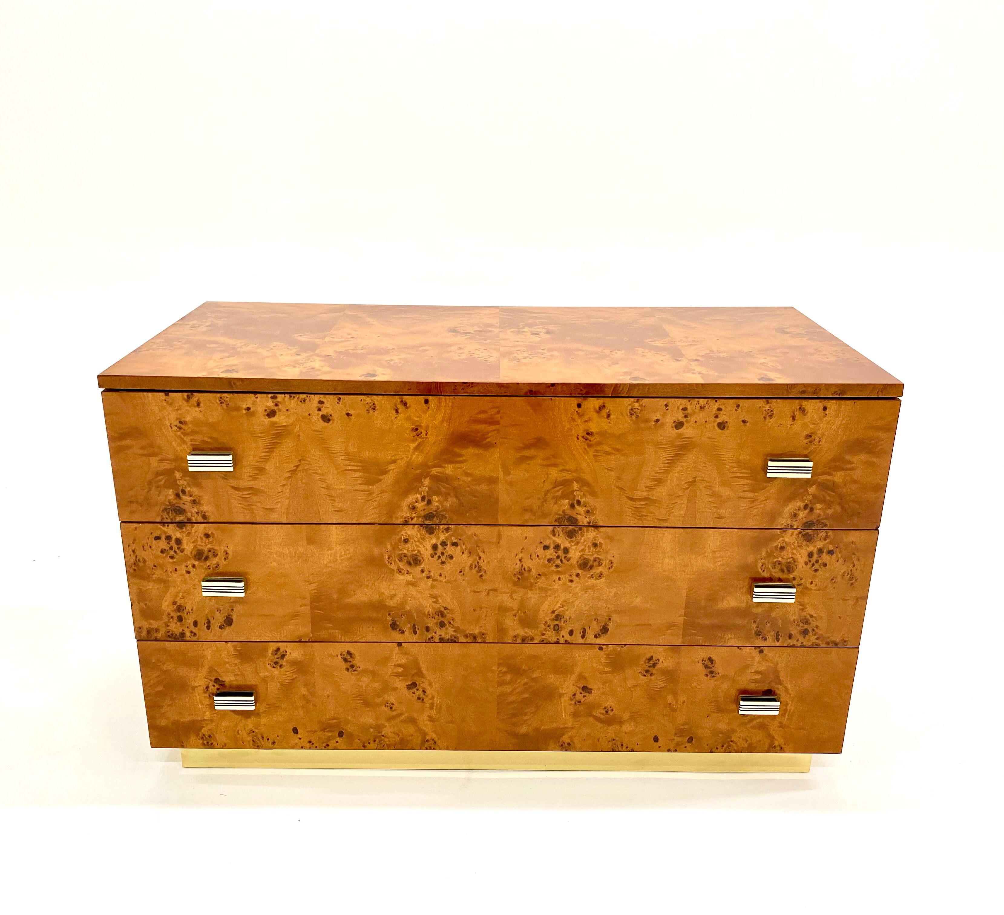 Chest of drawers in elm magnifying glass and brass 1970s