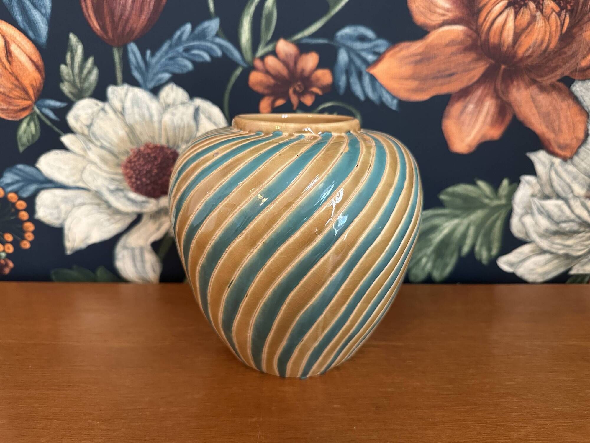 Ancien vase boule en céramique forme spirale vintage