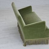 Canapé danois 2 places des années 1970, velours d'ameublement vert, pieds en bois de hêtre.