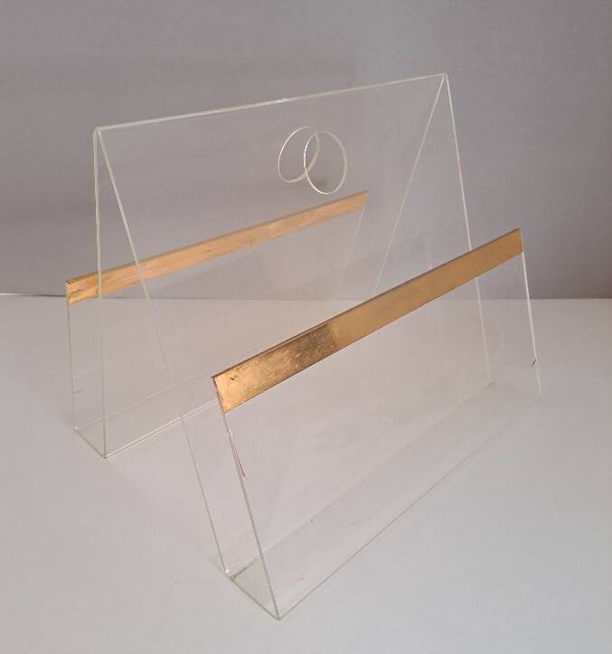 Porte-revues en plexiglas