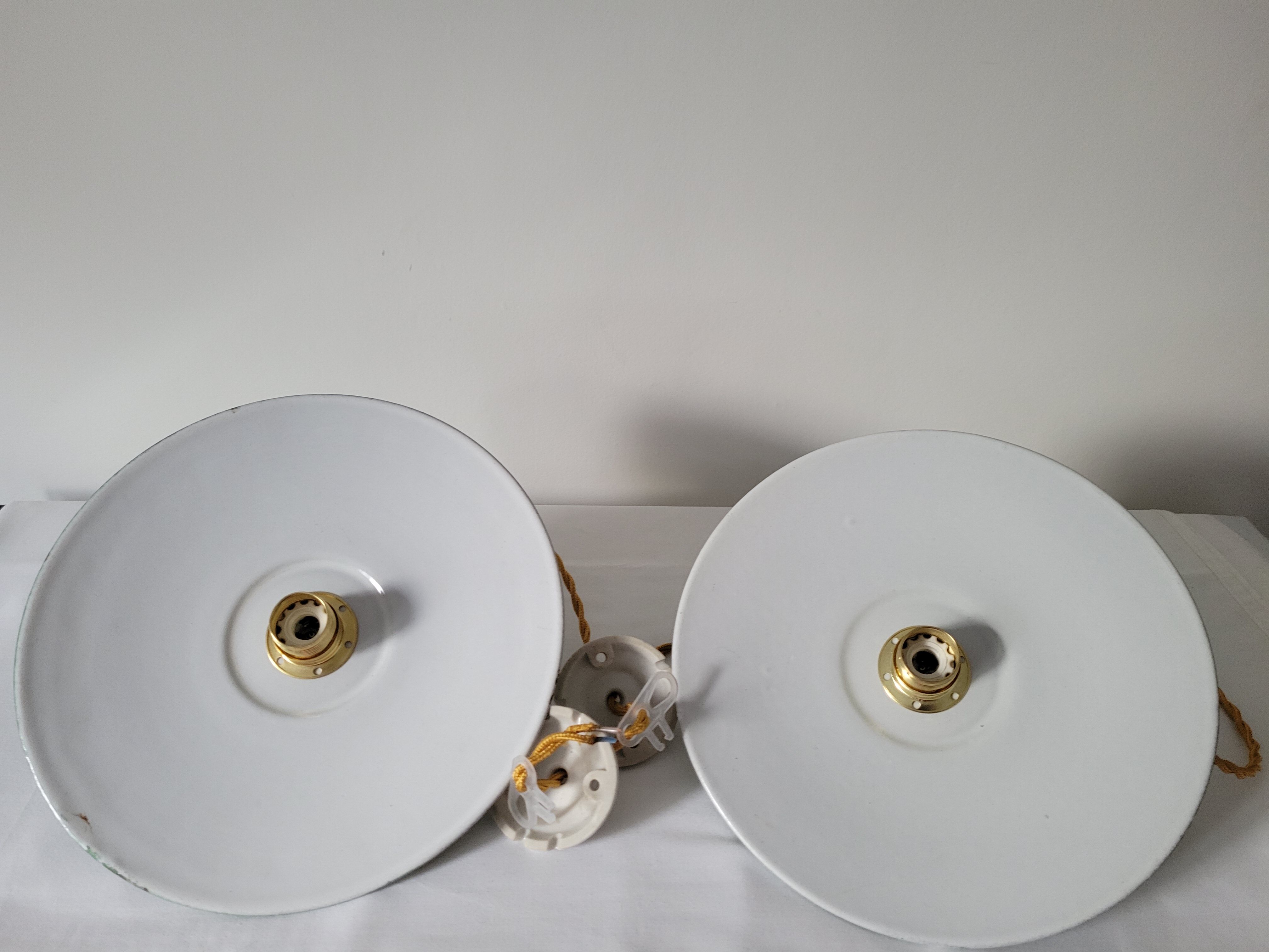 Pair of enamelled suspensions